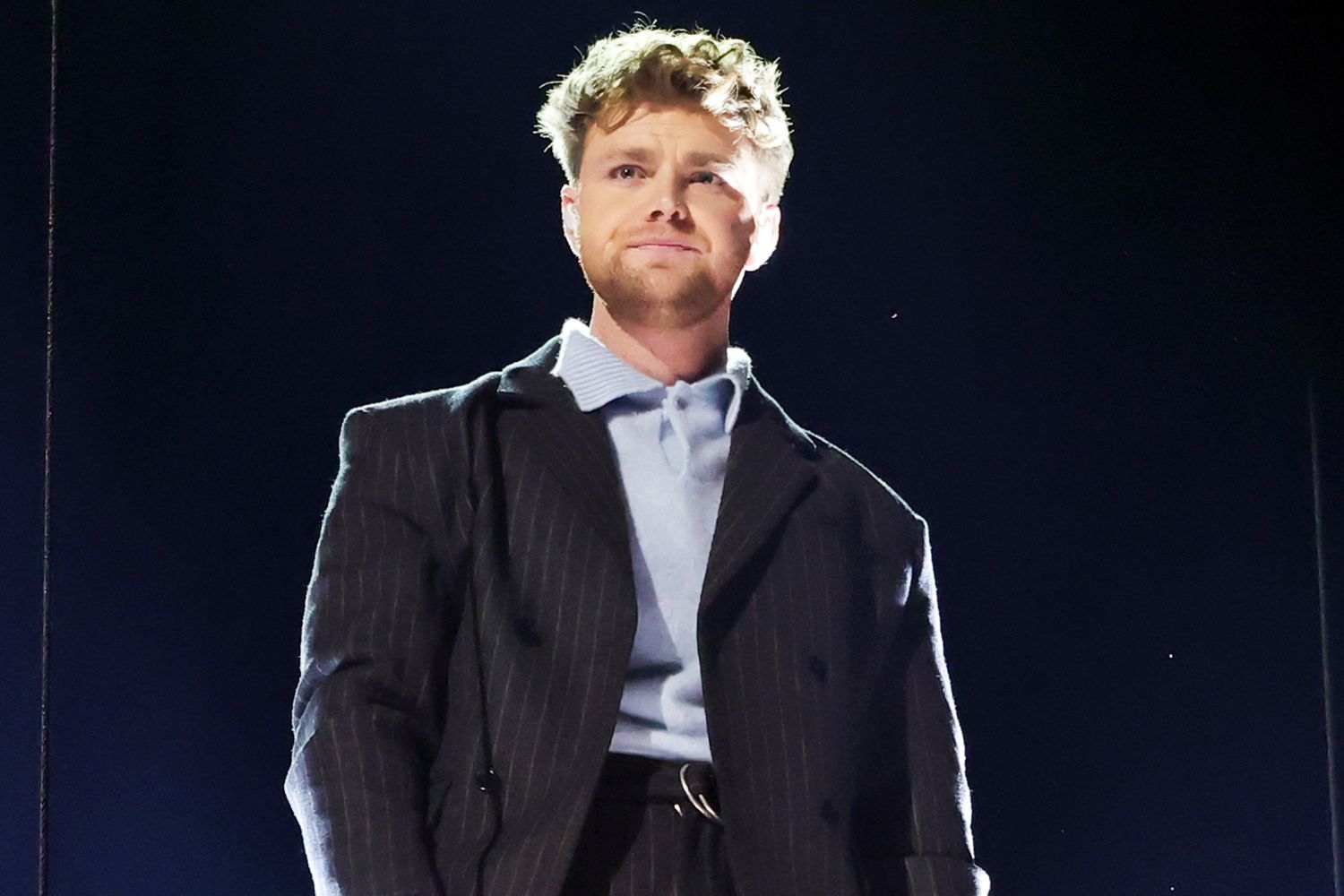 Nam ca sĩ v&ocirc; gia cư đổi đời bằng bản hit kỉ lục đứng đầu 10 tuần li&ecirc;n tiếp, s&acirc;n khấu debut Grammy khiến cả thế giới ngợi ca- Ảnh 4.