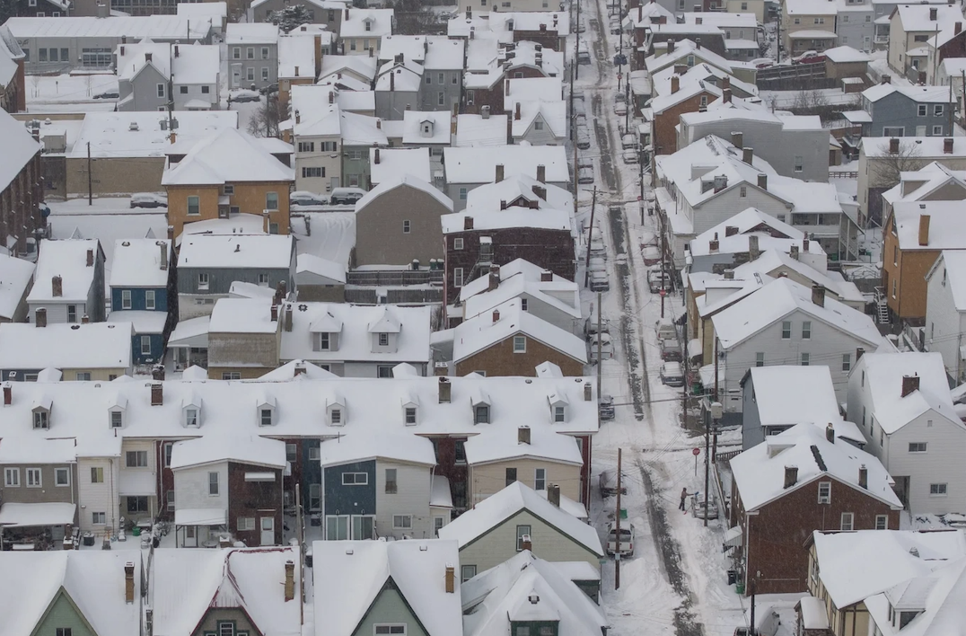 B&atilde;o tuyết t&agrave;n ph&aacute; nặng nề, thiệt hại hơn 100 tỷ USD: H&oacute;a đơn năng lượng tăng sốc khiến người d&acirc;n Mỹ &ldquo;nghẹt thở&rdquo;- Ảnh 1.