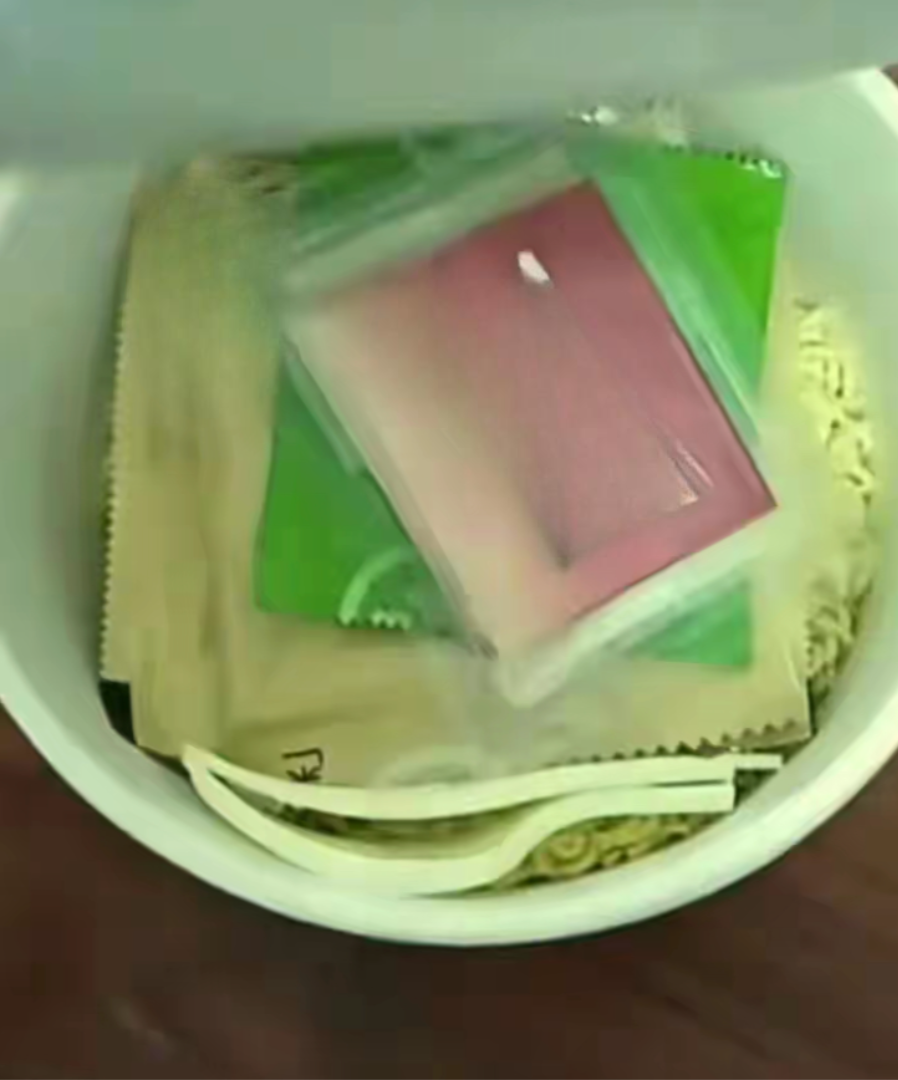 Ph&aacute;t hiện 1 thỏi v&agrave;ng trong g&oacute;i m&igrave; ăn liền 22.000 đồng- Ảnh 1.