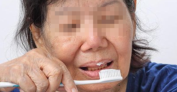 Người phụ nữ 50 tuổi nhất quyết đ&aacute;nh răng bằng nước muối pha lo&atilde;ng, 1 năm sau kết quả g&acirc;y chấn động