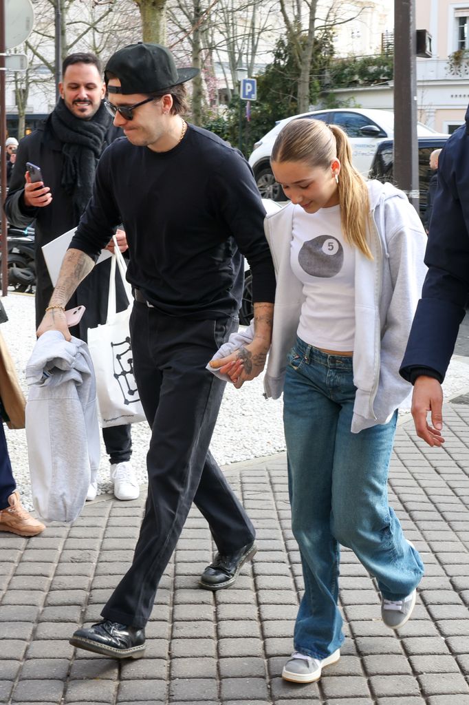 Tiểu thư Harper bị đem ra l&agrave;m l&aacute; chắn cho drama gia đ&igrave;nh, Brooklyn Beckham bỗng đi b&agrave;i 