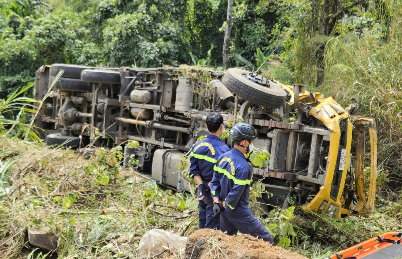 Xe tải lao xuống vực đèo Bảo Lộc, tài xế tử vong trong cabin- Ảnh 1. Xe tải lao xuống vực đèo Bảo Lộc, tài xế tử vong trong cabin- Ảnh 1.