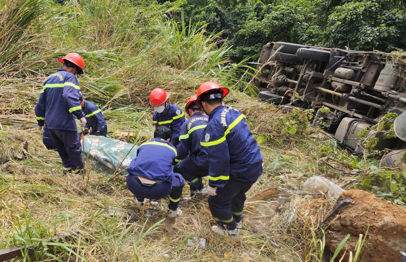 Xe tải lao xuống vực đèo Bảo Lộc, tài xế tử vong trong cabin- Ảnh 2. Xe tải lao xuống vực đèo Bảo Lộc, tài xế tử vong trong cabin- Ảnh 2.