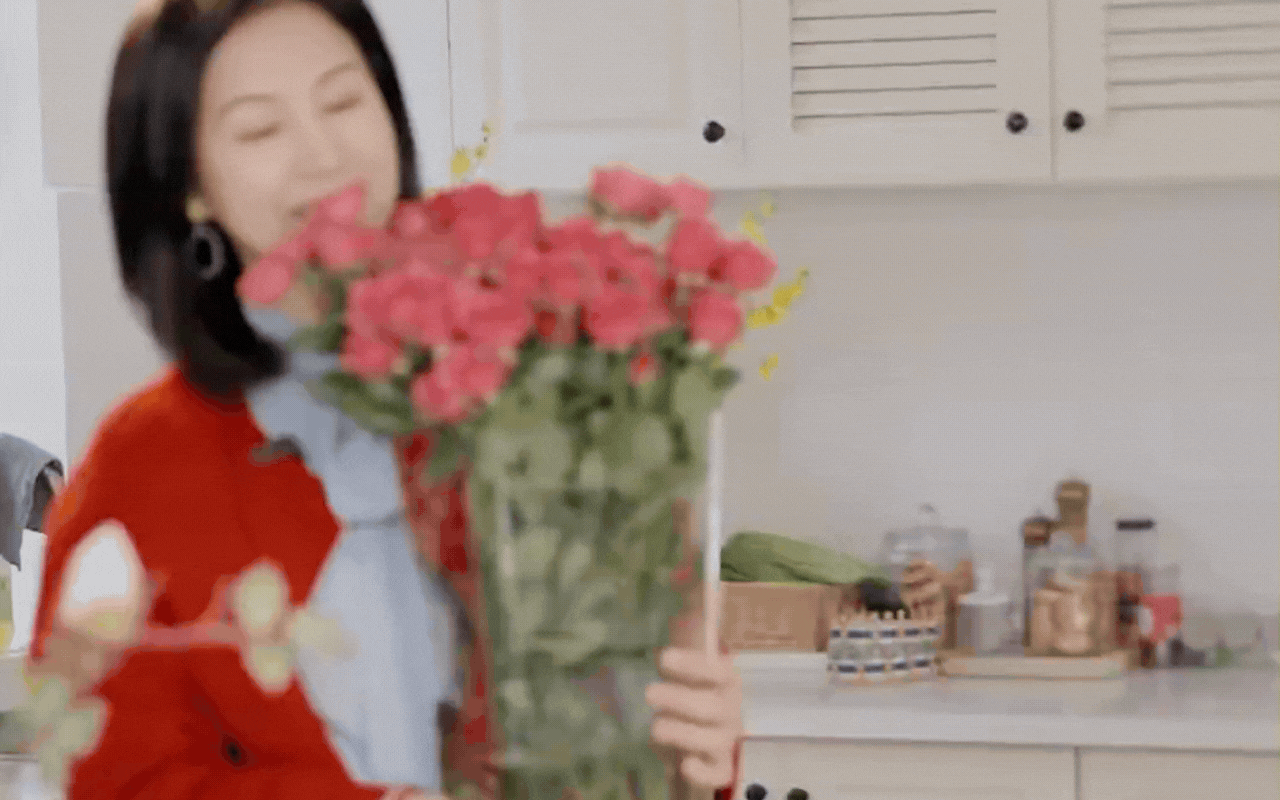 Học "chị đẹp" B&agrave;o L&ocirc;i cắm hoa hồng chơi Tết: Đẹp lạ hay "sai qu&aacute; sai" m&agrave; khiến 12 ngh&igrave;n người tranh c&atilde;i nảy lửa?- Ảnh 2.