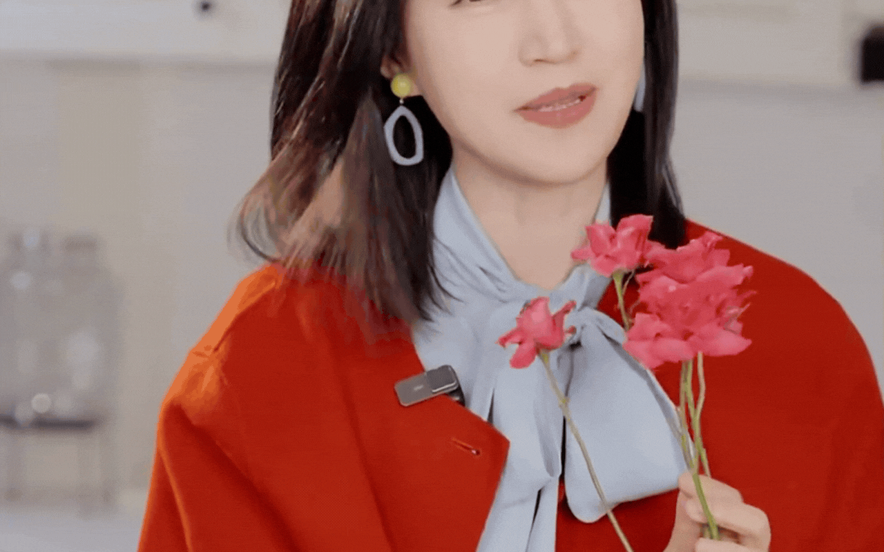 Học "chị đẹp" B&agrave;o L&ocirc;i cắm hoa hồng chơi Tết: Đẹp lạ hay "sai qu&aacute; sai" m&agrave; khiến 12 ngh&igrave;n người tranh c&atilde;i nảy lửa?- Ảnh 10.