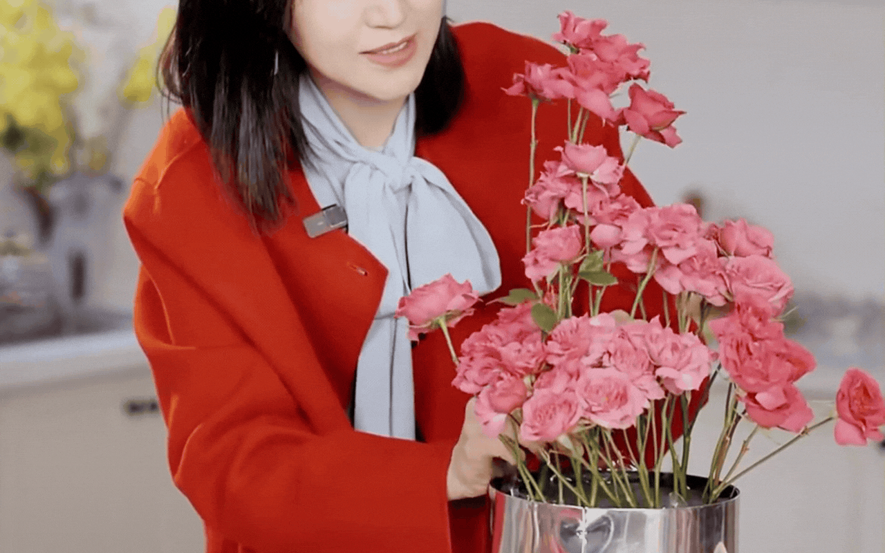 Học "chị đẹp" B&agrave;o L&ocirc;i cắm hoa hồng chơi Tết: Đẹp lạ hay "sai qu&aacute; sai" m&agrave; khiến 12 ngh&igrave;n người tranh c&atilde;i nảy lửa?- Ảnh 12.