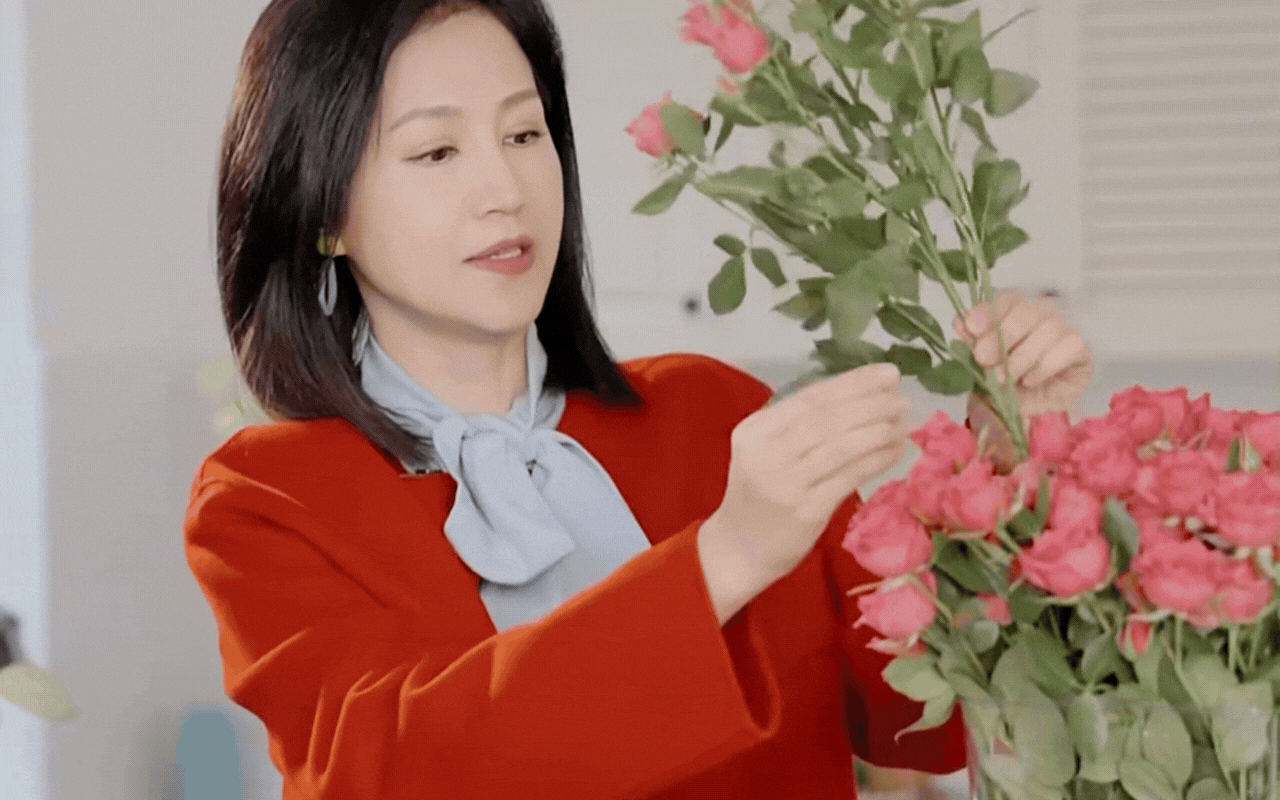 Học "chị đẹp" B&agrave;o L&ocirc;i cắm hoa hồng chơi Tết: Đẹp lạ hay "sai qu&aacute; sai" m&agrave; khiến 12 ngh&igrave;n người tranh c&atilde;i nảy lửa?- Ảnh 1.