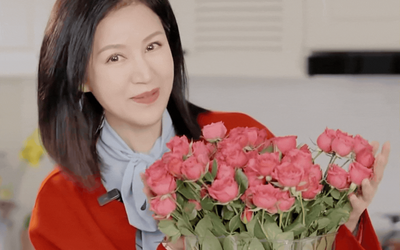 Học "chị đẹp" B&agrave;o L&ocirc;i cắm hoa hồng chơi Tết: Đẹp lạ hay "sai qu&aacute; sai" m&agrave; khiến 12 ngh&igrave;n người tranh c&atilde;i nảy lửa?- Ảnh 3.