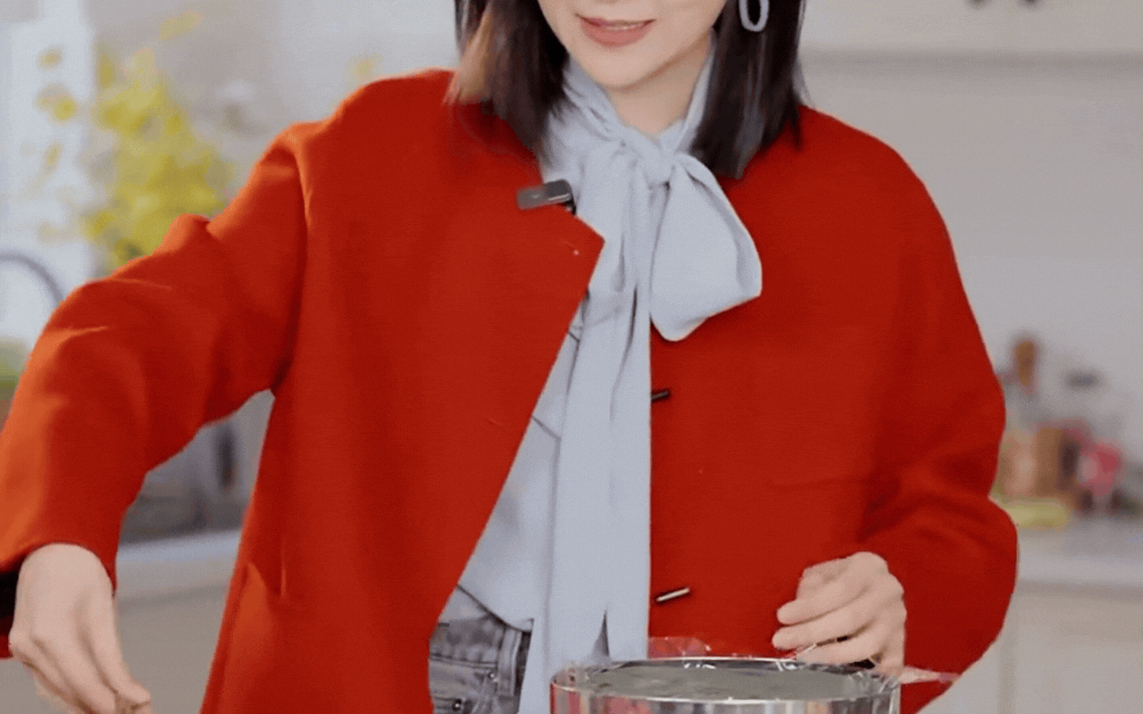 Học "chị đẹp" B&agrave;o L&ocirc;i cắm hoa hồng chơi Tết: Đẹp lạ hay "sai qu&aacute; sai" m&agrave; khiến 12 ngh&igrave;n người tranh c&atilde;i nảy lửa?- Ảnh 9.