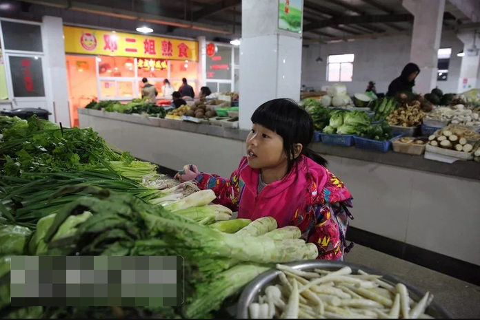 B&eacute; g&aacute;i 13 tuổi ng&agrave;y n&agrave;o cũng cầm đ&uacute;ng 3.800 đồng đi mua rau, chủ tiệm theo d&otilde;i rồi sững sờ trước sự thật- Ảnh 1.