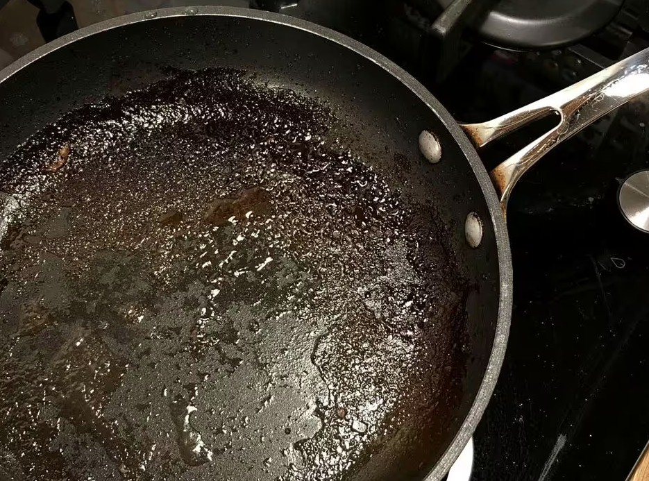 Chảo sạch như mới khi được vệ sinh bằng c&aacute;ch n&agrave;y: Kh&ocirc;ng cần ch&agrave; x&aacute;t- Ảnh 1.