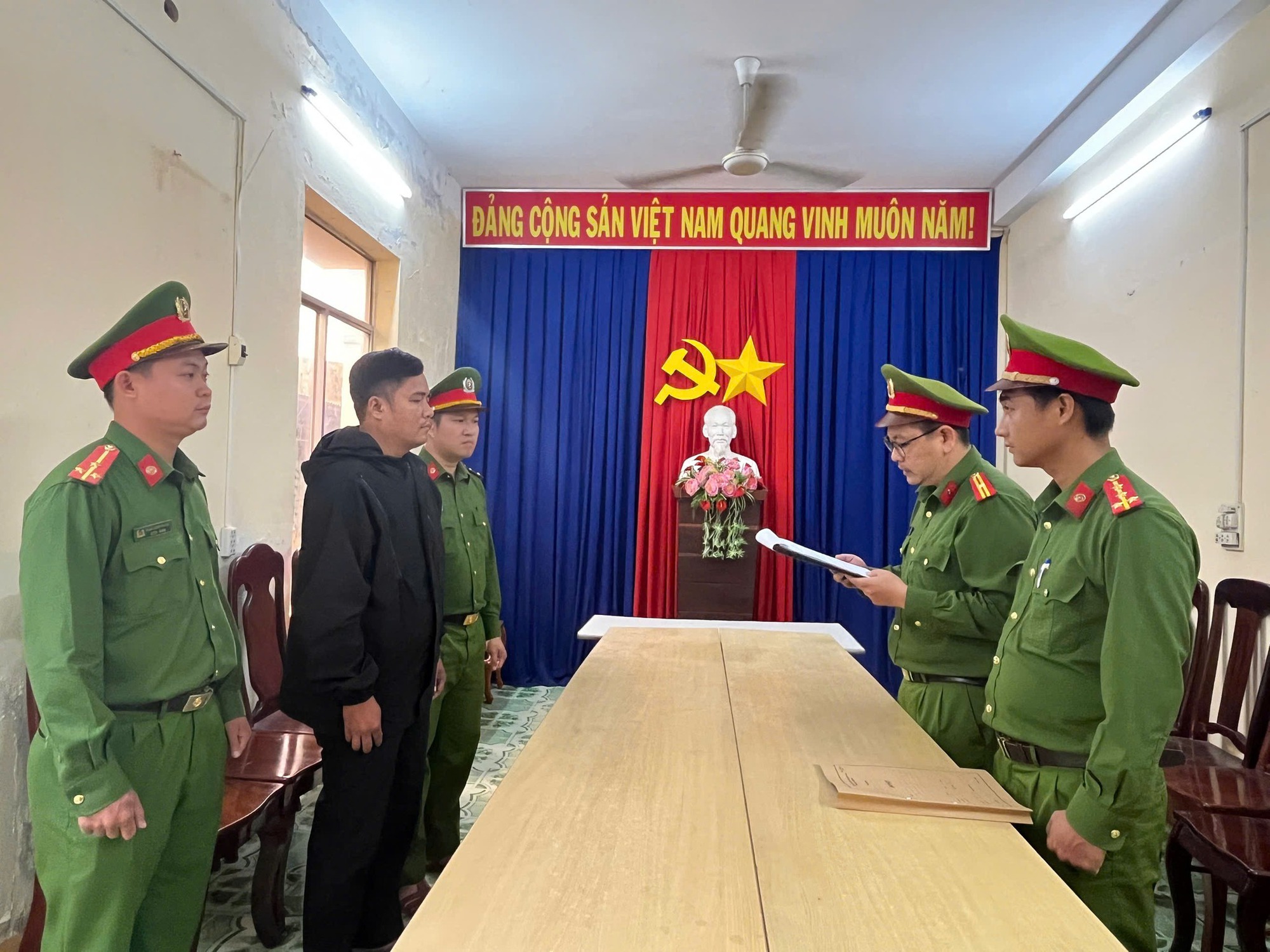 Khởi tố, cấm đi khỏi nơi cư trú trưởng thôn Nguyễn Ngọc Hải Đăng- Ảnh 1. Khởi tố, cấm đi khỏi nơi cư trú trưởng thôn Nguyễn Ngọc Hải Đăng- Ảnh 1.