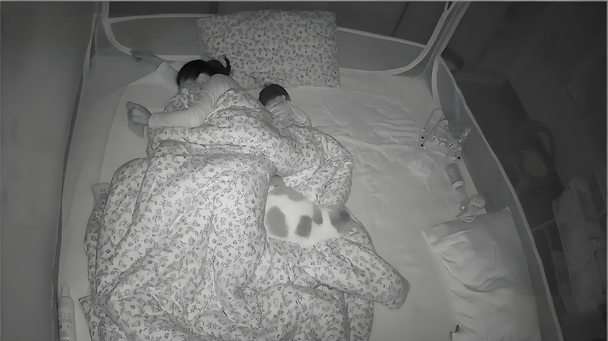 Con trai 11 tuổi ngủ chung giường với mẹ đơn th&acirc;n, camera ghi lại khoảnh khắc bất thường khiến người mẹ hoảng loạn- Ảnh 1.