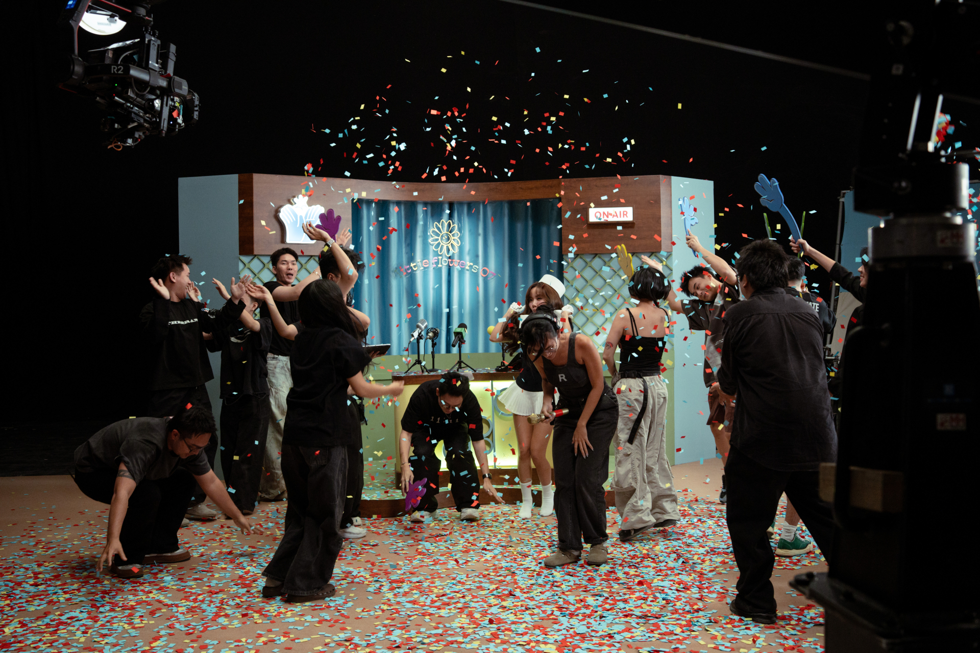 &ldquo;Vợ quốc d&acirc;n&rdquo; Vbiz vỗ tay cho một Việt Nam &ldquo;ch&acirc;n cứng đ&aacute; mềm&rdquo;: Loạt khoảnh khắc kh&oacute; k&igrave;m nước mắt, kh&ocirc;ng ai bị bỏ lại ph&iacute;a sau- Ảnh 6.