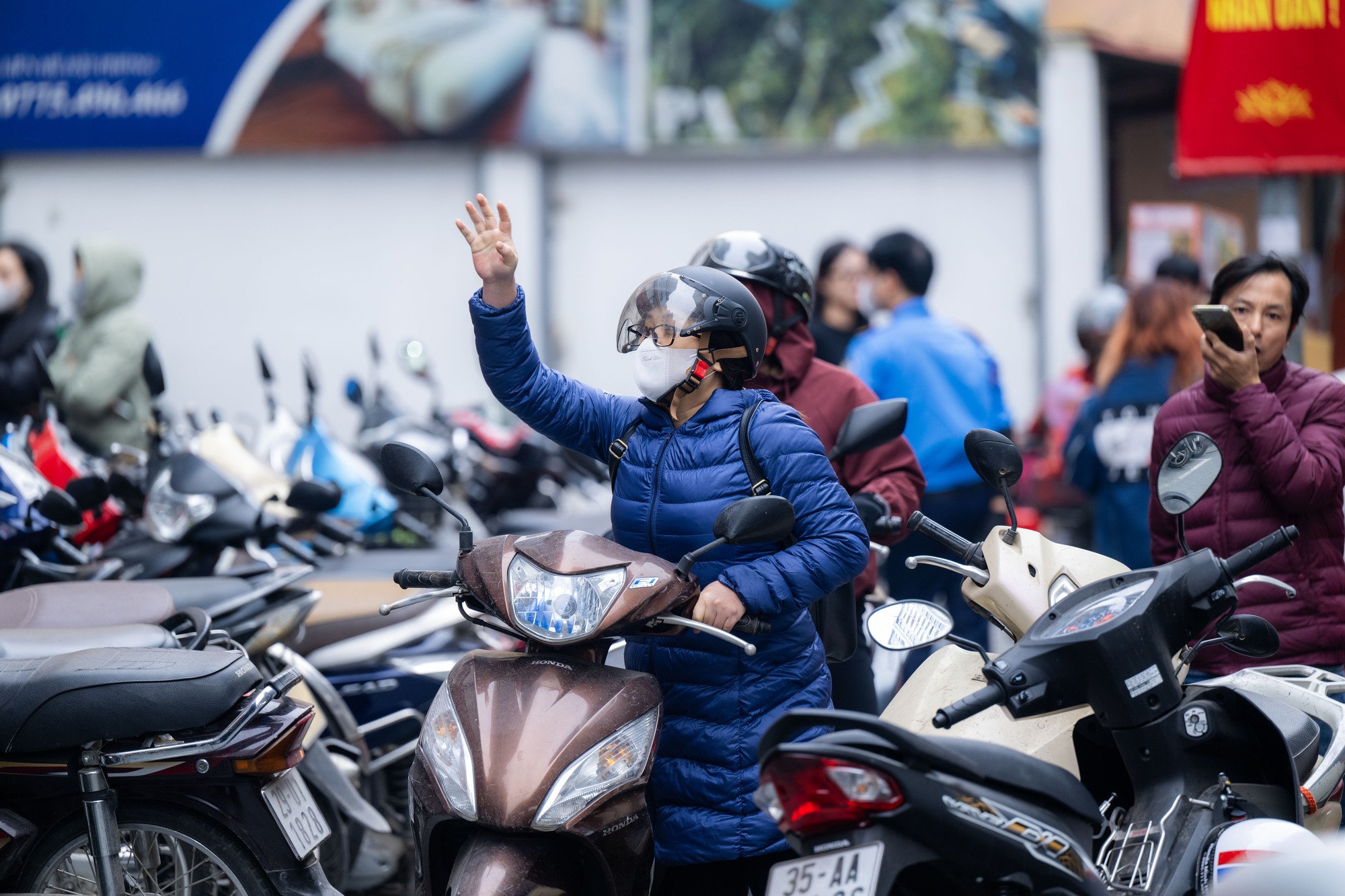 Cảnh lạ tr&ecirc;n phố Cầu Giấy những ng&agrave;y n&agrave;y: Người d&acirc;n xếp h&agrave;ng từ s&aacute;ng sớm, cửa h&agrave;ng giới hạn số lượng đ&oacute;n tiếp- Ảnh 4.