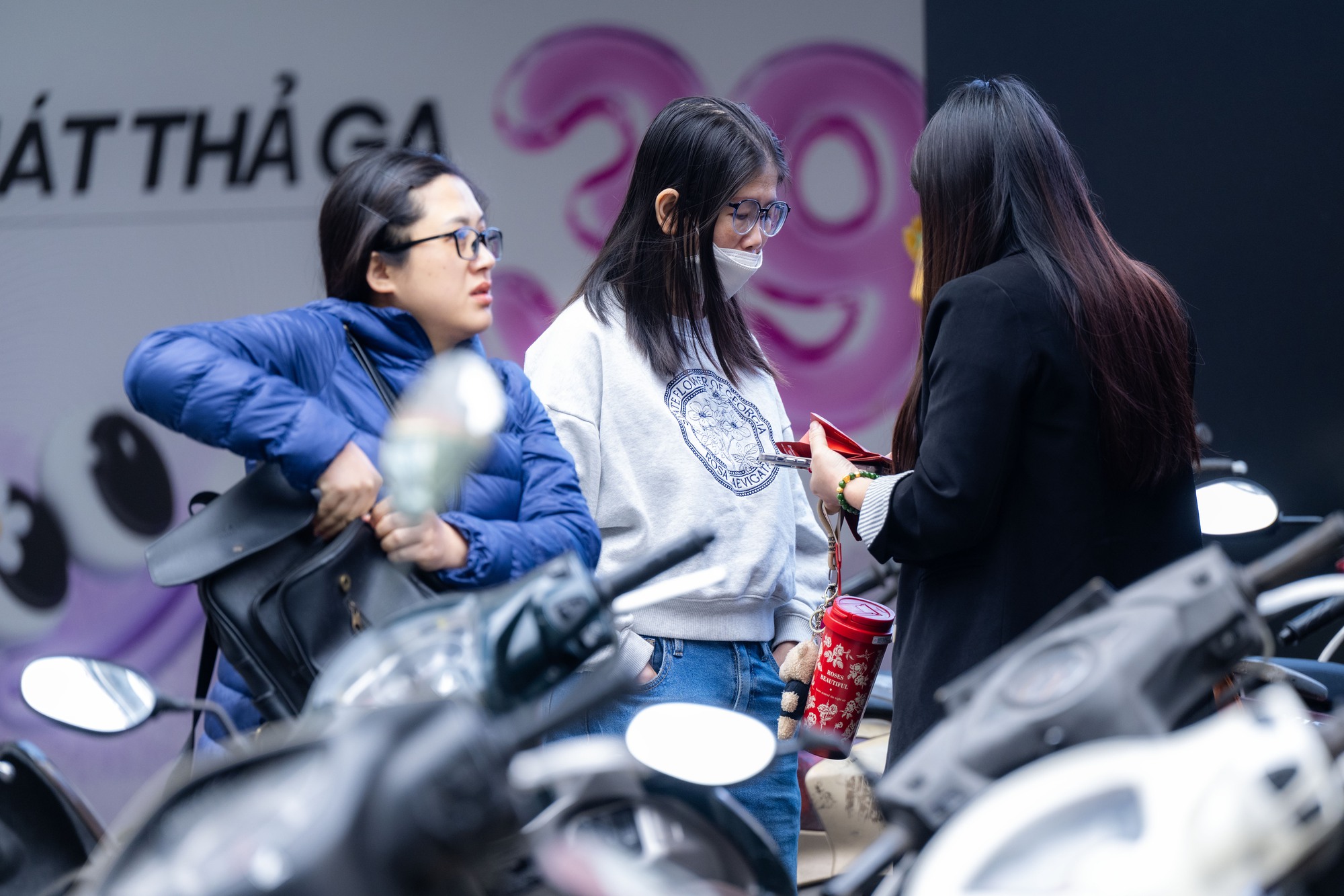 Cảnh lạ tr&ecirc;n phố Cầu Giấy những ng&agrave;y n&agrave;y: Người d&acirc;n xếp h&agrave;ng từ s&aacute;ng sớm, cửa h&agrave;ng giới hạn số lượng đ&oacute;n tiếp- Ảnh 7.