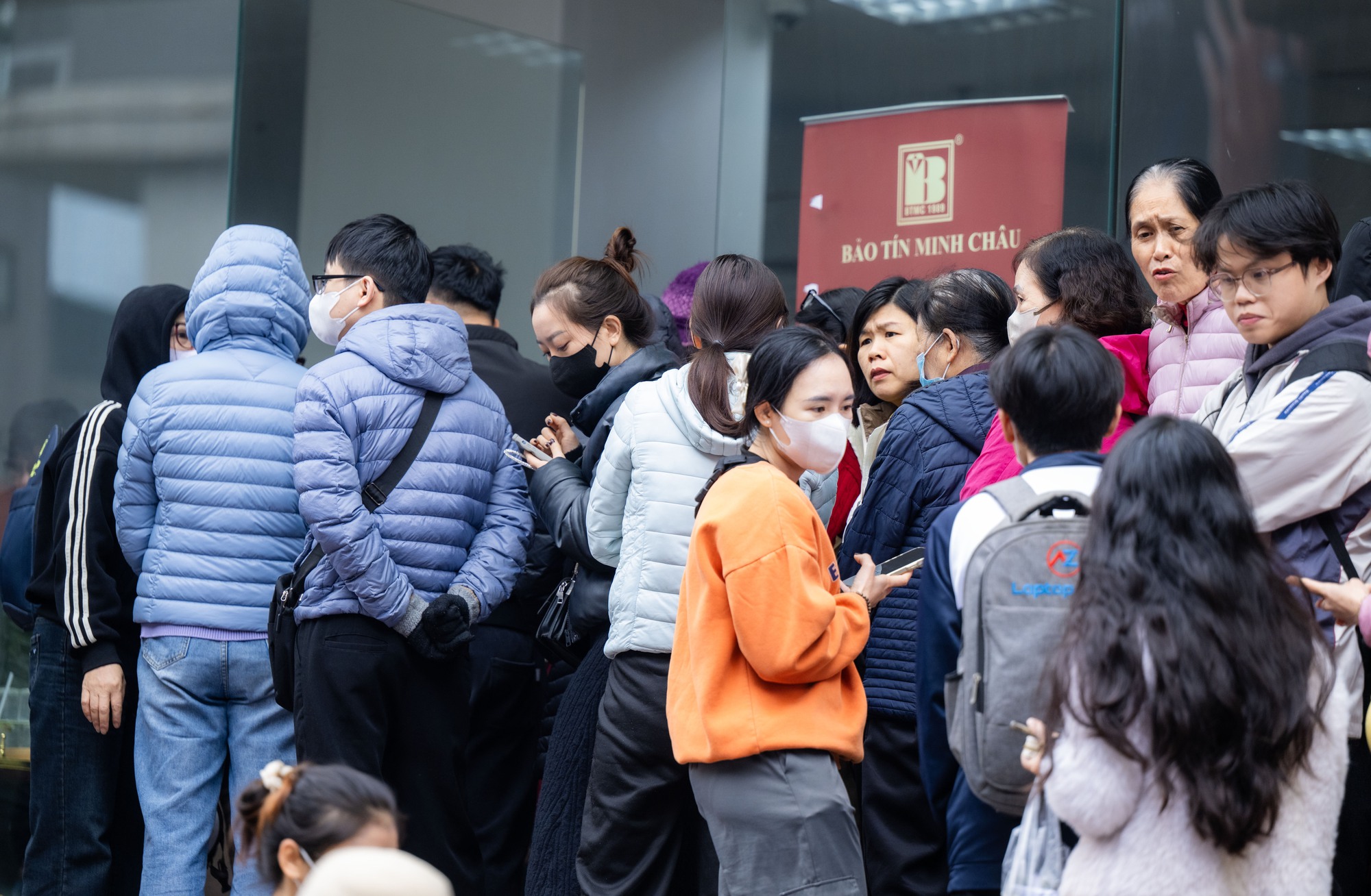 Cảnh lạ tr&ecirc;n phố Cầu Giấy những ng&agrave;y n&agrave;y: Người d&acirc;n xếp h&agrave;ng từ s&aacute;ng sớm, cửa h&agrave;ng giới hạn số lượng đ&oacute;n tiếp- Ảnh 9.