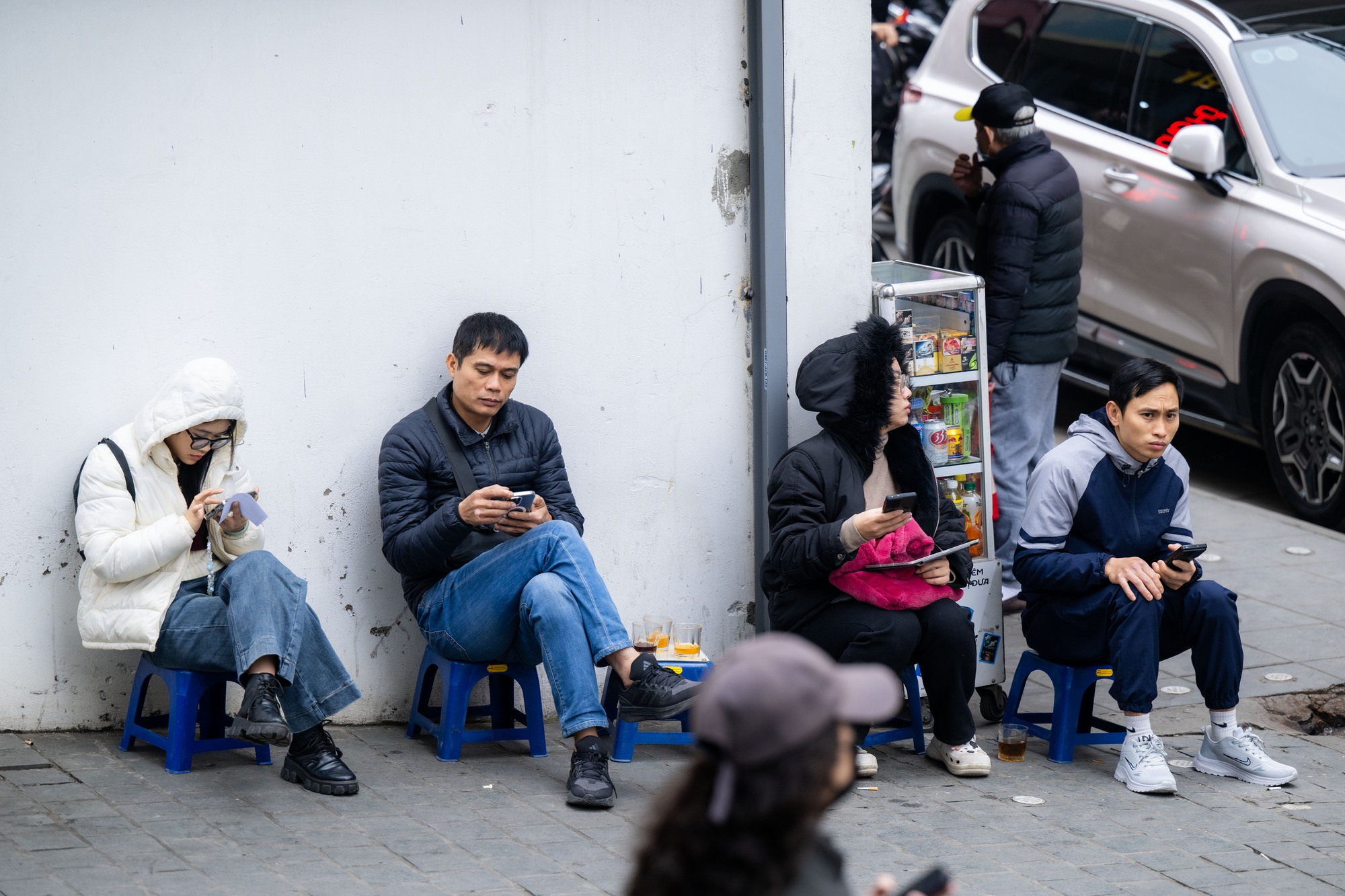 Cảnh lạ tr&ecirc;n phố Cầu Giấy những ng&agrave;y n&agrave;y: Người d&acirc;n xếp h&agrave;ng từ s&aacute;ng sớm, cửa h&agrave;ng giới hạn số lượng đ&oacute;n tiếp- Ảnh 2.
