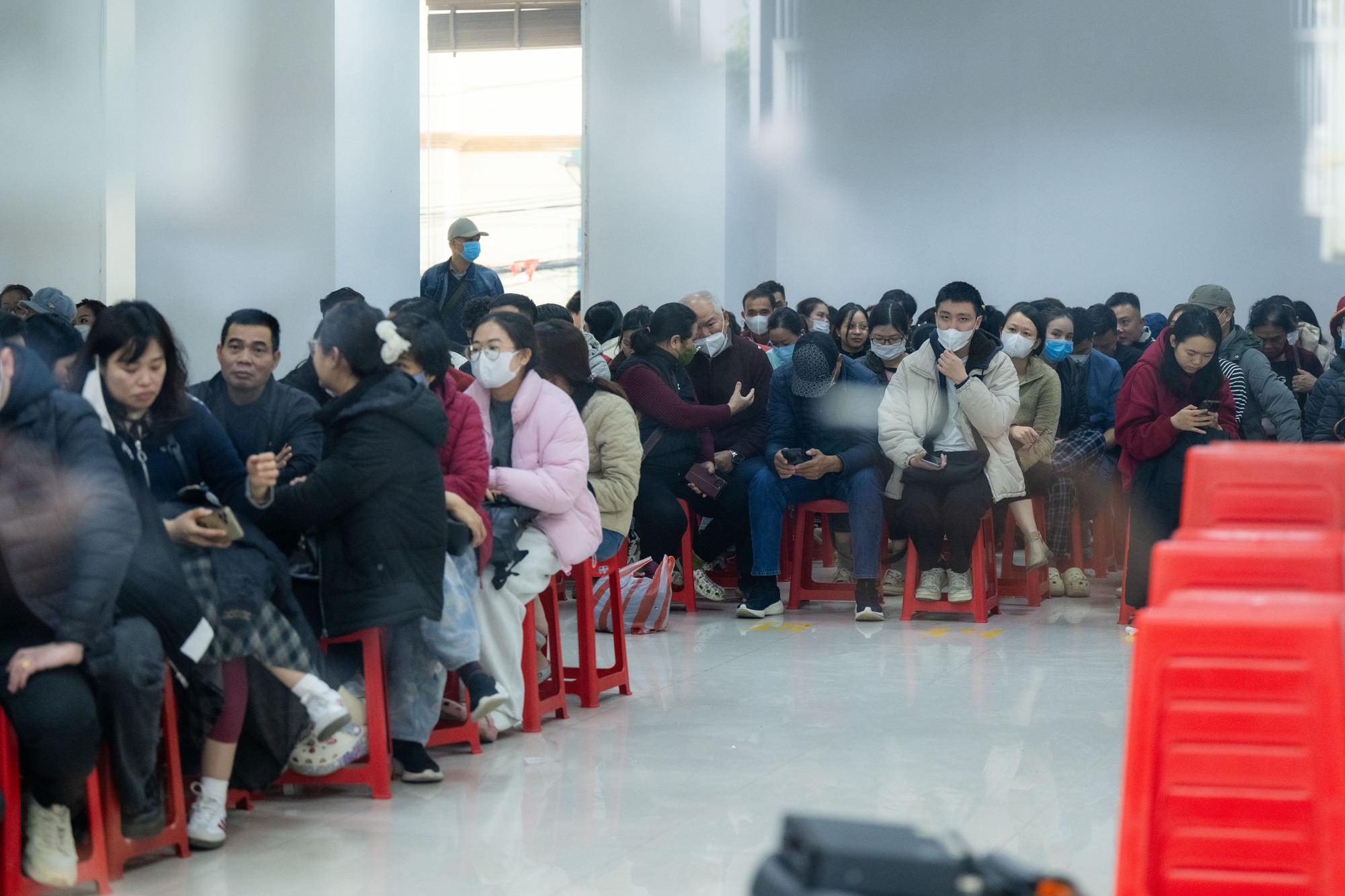 Cảnh lạ tr&ecirc;n phố Cầu Giấy những ng&agrave;y n&agrave;y: Người d&acirc;n xếp h&agrave;ng từ s&aacute;ng sớm, cửa h&agrave;ng giới hạn số lượng đ&oacute;n tiếp- Ảnh 3.