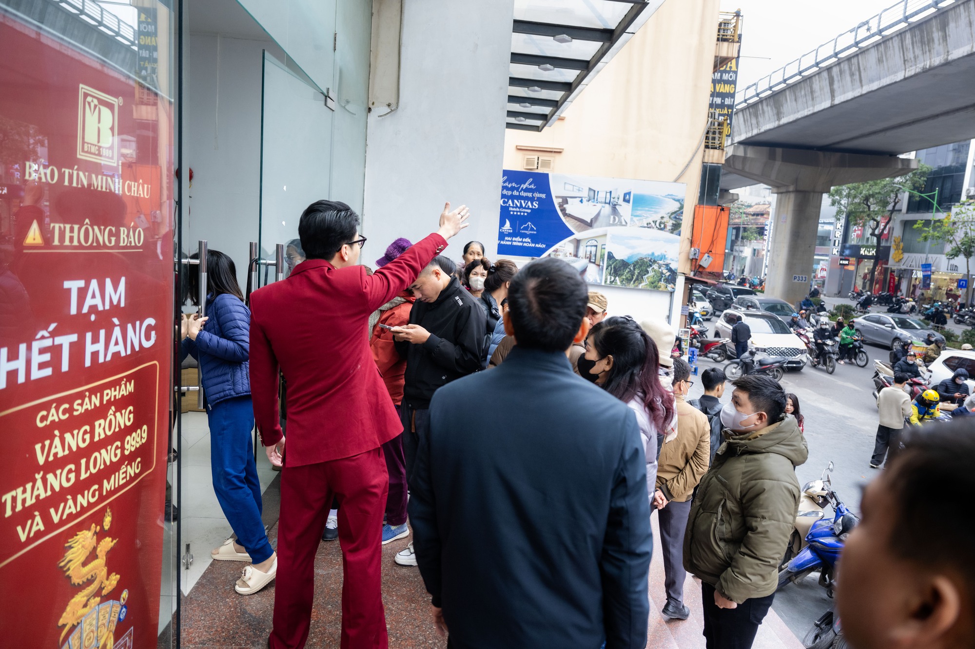 Cảnh lạ tr&ecirc;n phố Cầu Giấy những ng&agrave;y n&agrave;y: Người d&acirc;n xếp h&agrave;ng từ s&aacute;ng sớm, cửa h&agrave;ng giới hạn số lượng đ&oacute;n tiếp- Ảnh 8.