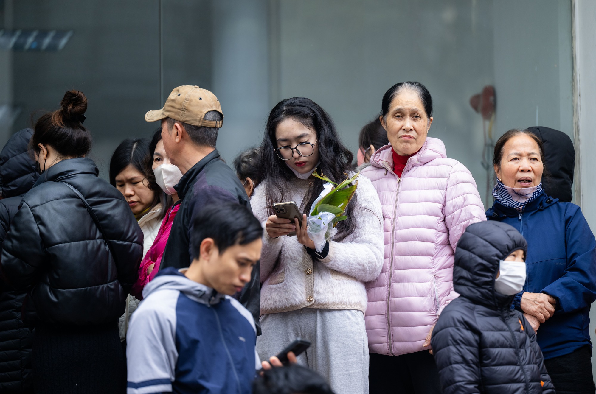 Cảnh lạ tr&ecirc;n phố Cầu Giấy những ng&agrave;y n&agrave;y: Người d&acirc;n xếp h&agrave;ng từ s&aacute;ng sớm, cửa h&agrave;ng giới hạn số lượng đ&oacute;n tiếp- Ảnh 12.