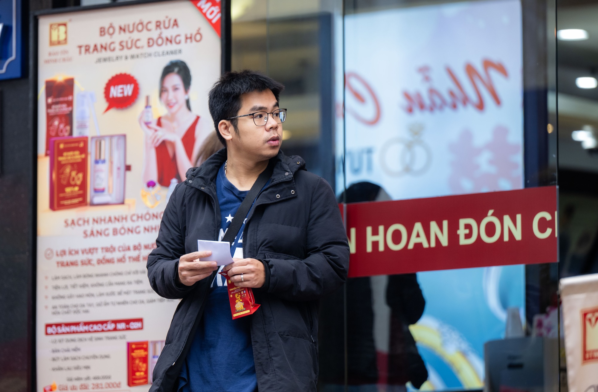 Cảnh lạ tr&ecirc;n phố Cầu Giấy những ng&agrave;y n&agrave;y: Người d&acirc;n xếp h&agrave;ng từ s&aacute;ng sớm, cửa h&agrave;ng giới hạn số lượng đ&oacute;n tiếp- Ảnh 11.