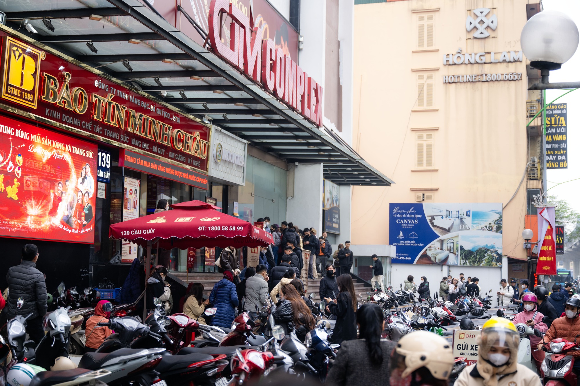 Cảnh lạ tr&ecirc;n phố Cầu Giấy những ng&agrave;y n&agrave;y: Người d&acirc;n xếp h&agrave;ng từ s&aacute;ng sớm, cửa h&agrave;ng giới hạn số lượng đ&oacute;n tiếp- Ảnh 10.