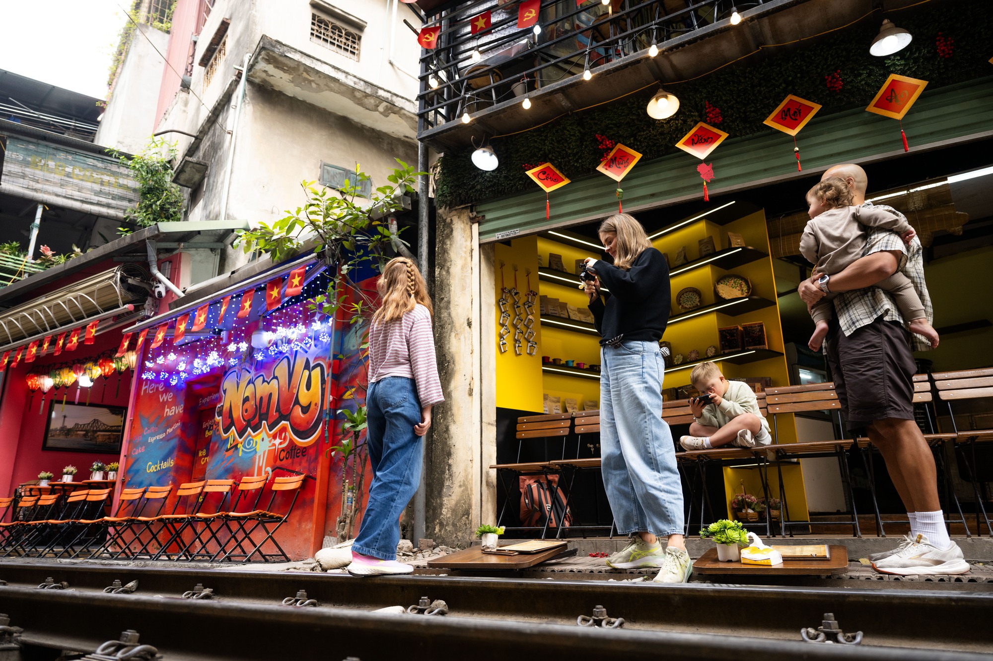 C&agrave; ph&ecirc; đường t&agrave;u Kh&acirc;m Thi&ecirc;n: Kiểm tra buổi s&aacute;ng, buổi chiều kh&aacute;ch đ&atilde; ngồi k&iacute;n, h&aacute;o hức chờ nhặt nắp chai c&aacute;n bẹp- Ảnh 13.