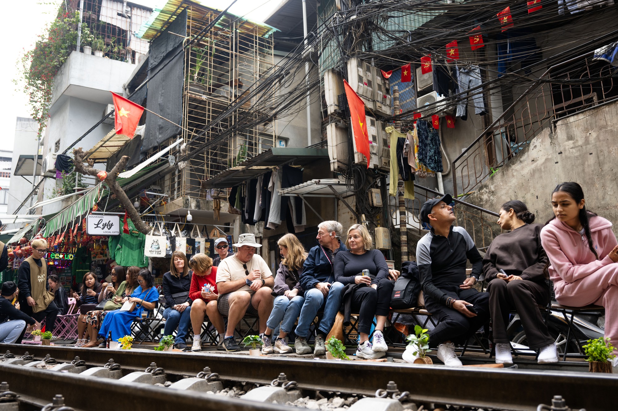 C&agrave; ph&ecirc; đường t&agrave;u Kh&acirc;m Thi&ecirc;n: Kiểm tra buổi s&aacute;ng, buổi chiều kh&aacute;ch đ&atilde; ngồi k&iacute;n, h&aacute;o hức chờ nhặt nắp chai c&aacute;n bẹp- Ảnh 2.