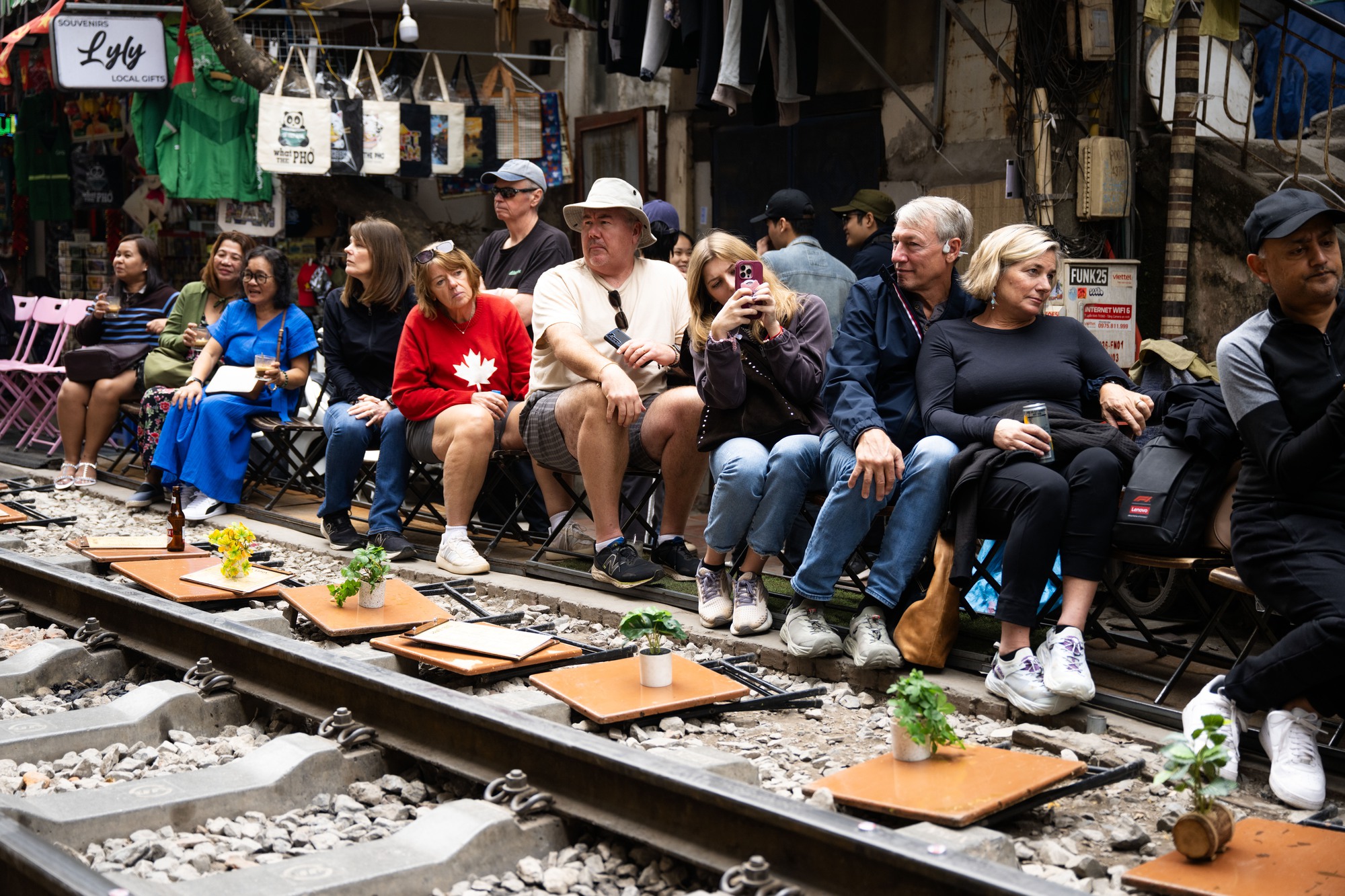 C&agrave; ph&ecirc; đường t&agrave;u Kh&acirc;m Thi&ecirc;n: Kiểm tra buổi s&aacute;ng, buổi chiều kh&aacute;ch đ&atilde; ngồi k&iacute;n, h&aacute;o hức chờ nhặt nắp chai c&aacute;n bẹp- Ảnh 10.