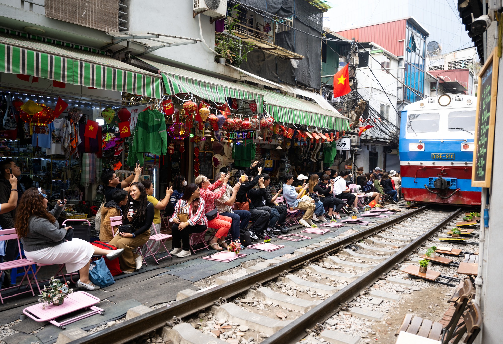 C&agrave; ph&ecirc; đường t&agrave;u Kh&acirc;m Thi&ecirc;n: Kiểm tra buổi s&aacute;ng, buổi chiều kh&aacute;ch đ&atilde; ngồi k&iacute;n, h&aacute;o hức chờ nhặt nắp chai c&aacute;n bẹp- Ảnh 5.