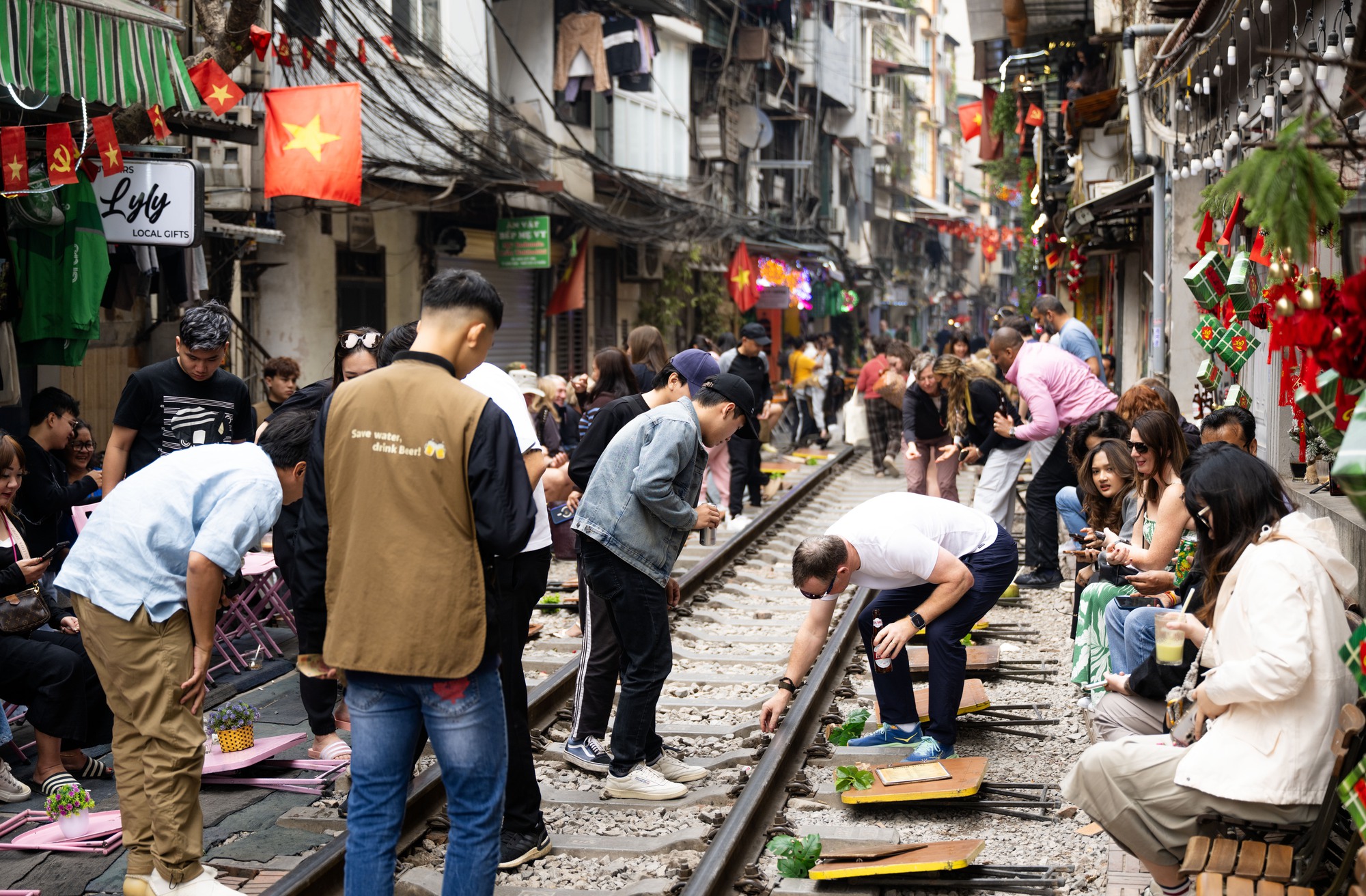 C&agrave; ph&ecirc; đường t&agrave;u Kh&acirc;m Thi&ecirc;n: Kiểm tra buổi s&aacute;ng, buổi chiều kh&aacute;ch đ&atilde; ngồi k&iacute;n, h&aacute;o hức chờ nhặt nắp chai c&aacute;n bẹp- Ảnh 3.