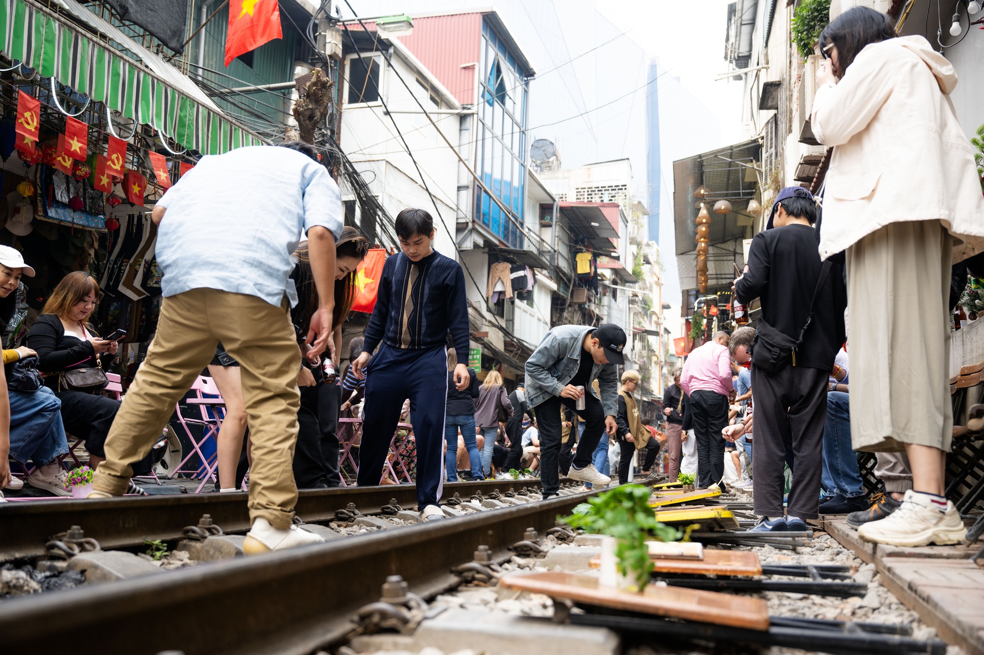 C&agrave; ph&ecirc; đường t&agrave;u Kh&acirc;m Thi&ecirc;n: Kiểm tra buổi s&aacute;ng, buổi chiều kh&aacute;ch đ&atilde; ngồi k&iacute;n, h&aacute;o hức chờ nhặt nắp chai c&aacute;n bẹp- Ảnh 11.