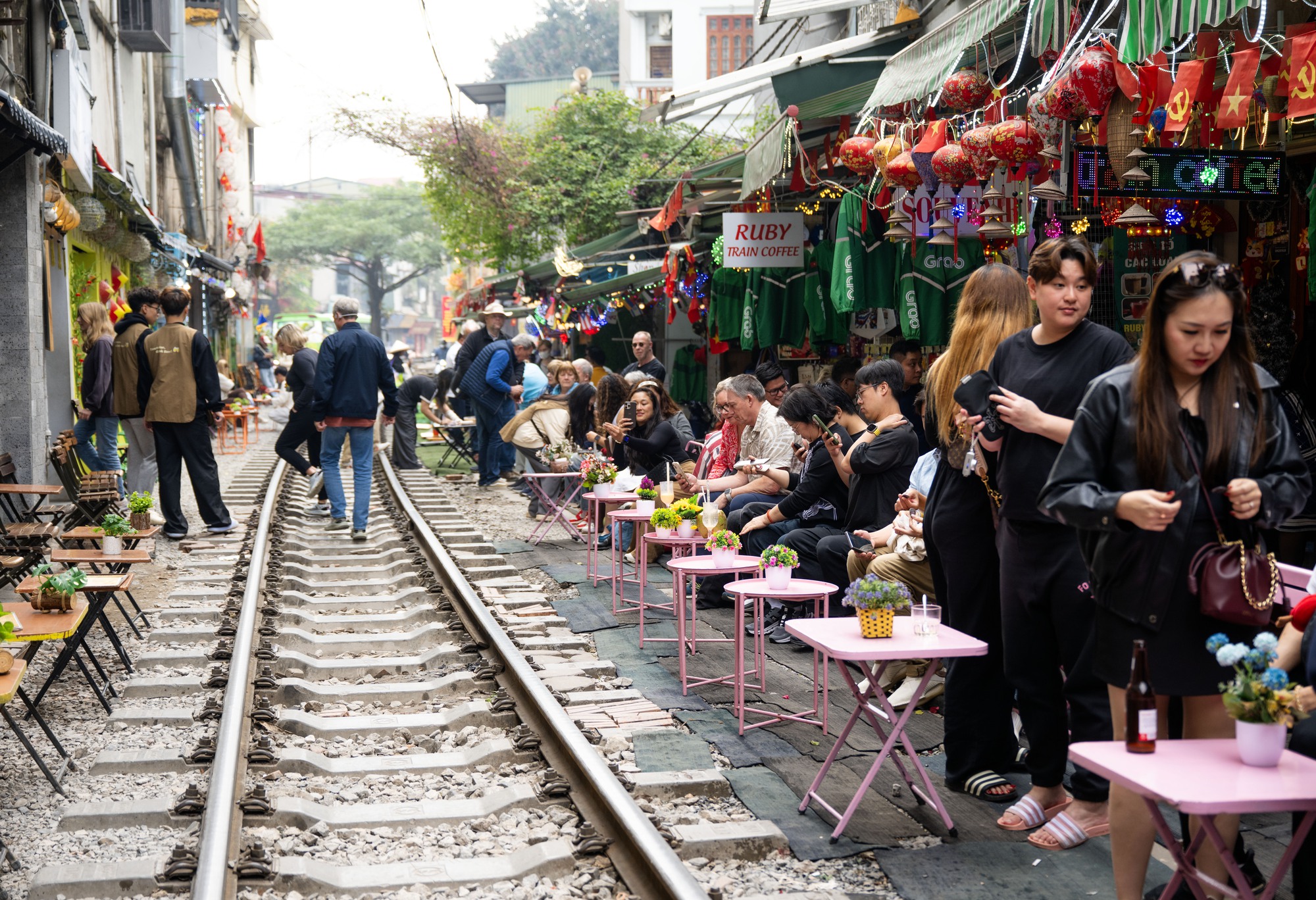 C&agrave; ph&ecirc; đường t&agrave;u Kh&acirc;m Thi&ecirc;n: Kiểm tra buổi s&aacute;ng, buổi chiều kh&aacute;ch đ&atilde; ngồi k&iacute;n, h&aacute;o hức chờ nhặt nắp chai c&aacute;n bẹp- Ảnh 6.