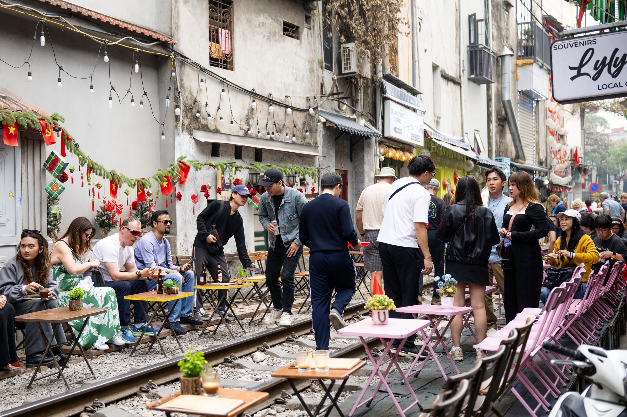 C&agrave; ph&ecirc; đường t&agrave;u Kh&acirc;m Thi&ecirc;n: Kiểm tra buổi s&aacute;ng, buổi chiều kh&aacute;ch đ&atilde; ngồi k&iacute;n, h&aacute;o hức chờ nhặt nắp chai c&aacute;n bẹp- Ảnh 4.