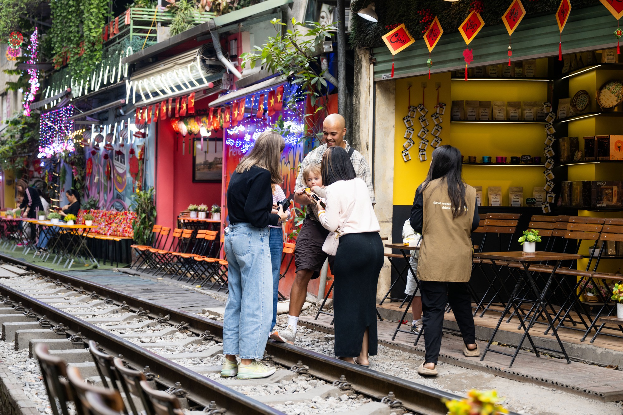 C&agrave; ph&ecirc; đường t&agrave;u Kh&acirc;m Thi&ecirc;n: Kiểm tra buổi s&aacute;ng, buổi chiều kh&aacute;ch đ&atilde; ngồi k&iacute;n, h&aacute;o hức chờ nhặt nắp chai c&aacute;n bẹp- Ảnh 7.
