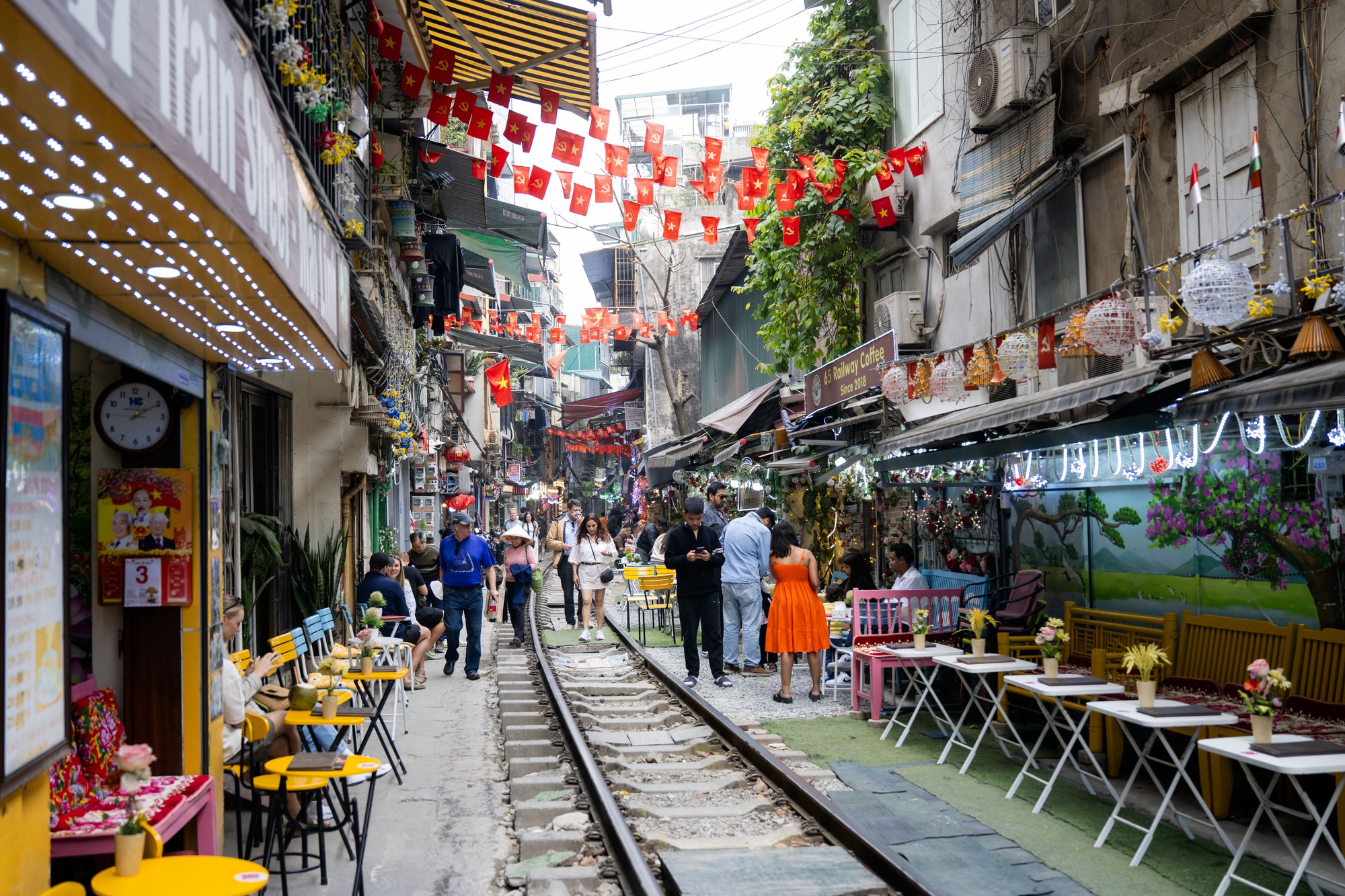 C&agrave; ph&ecirc; đường t&agrave;u Kh&acirc;m Thi&ecirc;n: Kiểm tra buổi s&aacute;ng, buổi chiều kh&aacute;ch đ&atilde; ngồi k&iacute;n, h&aacute;o hức chờ nhặt nắp chai c&aacute;n bẹp- Ảnh 8.