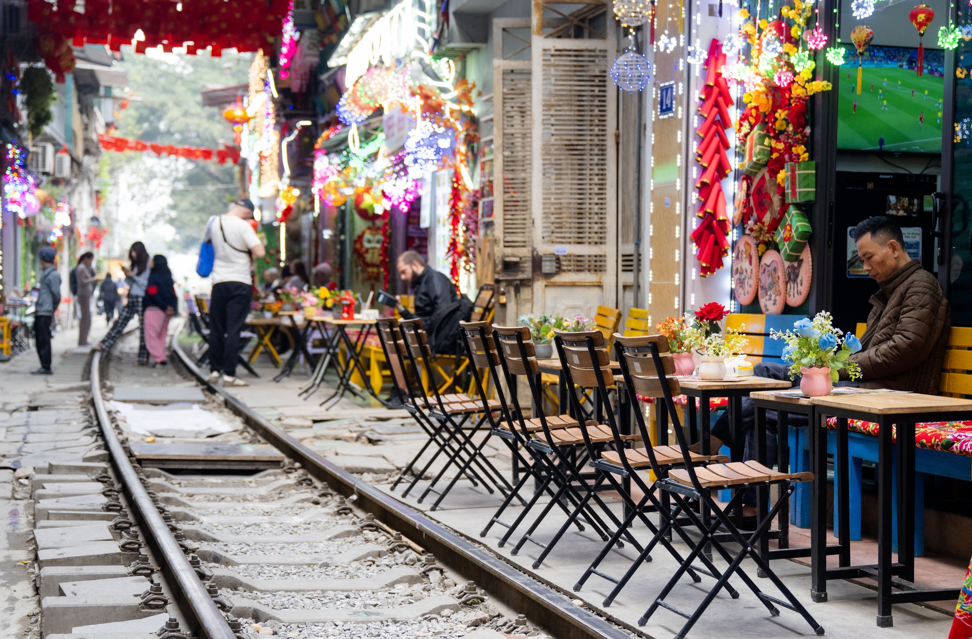 C&agrave; ph&ecirc; đường t&agrave;u Kh&acirc;m Thi&ecirc;n: Kiểm tra buổi s&aacute;ng, buổi chiều kh&aacute;ch đ&atilde; ngồi k&iacute;n, h&aacute;o hức chờ nhặt nắp chai c&aacute;n bẹp- Ảnh 9.