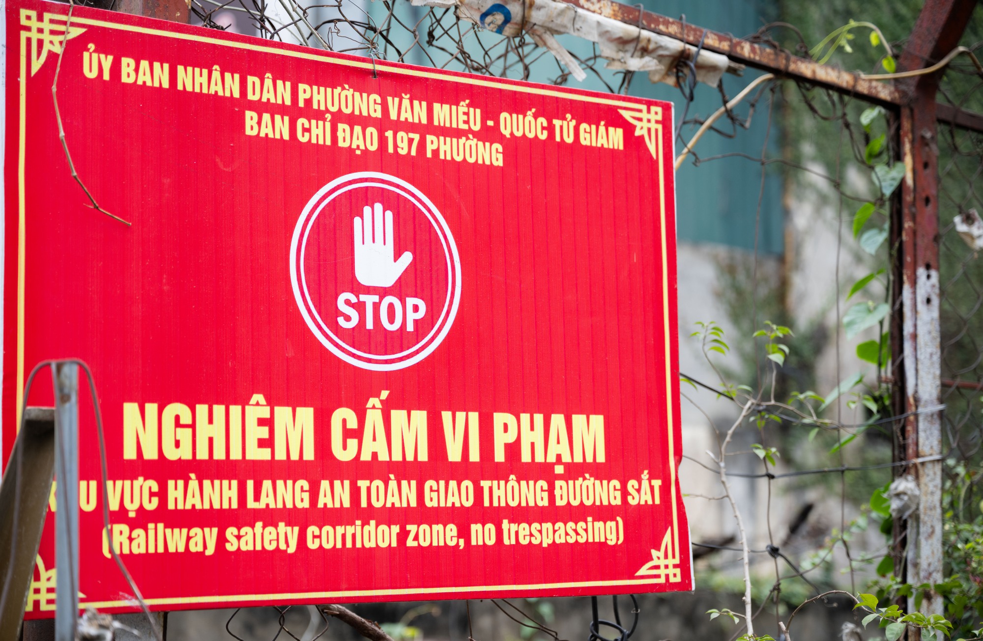 C&agrave; ph&ecirc; đường t&agrave;u Kh&acirc;m Thi&ecirc;n: Kiểm tra buổi s&aacute;ng, buổi chiều kh&aacute;ch đ&atilde; ngồi k&iacute;n, h&aacute;o hức chờ nhặt nắp chai c&aacute;n bẹp- Ảnh 1.