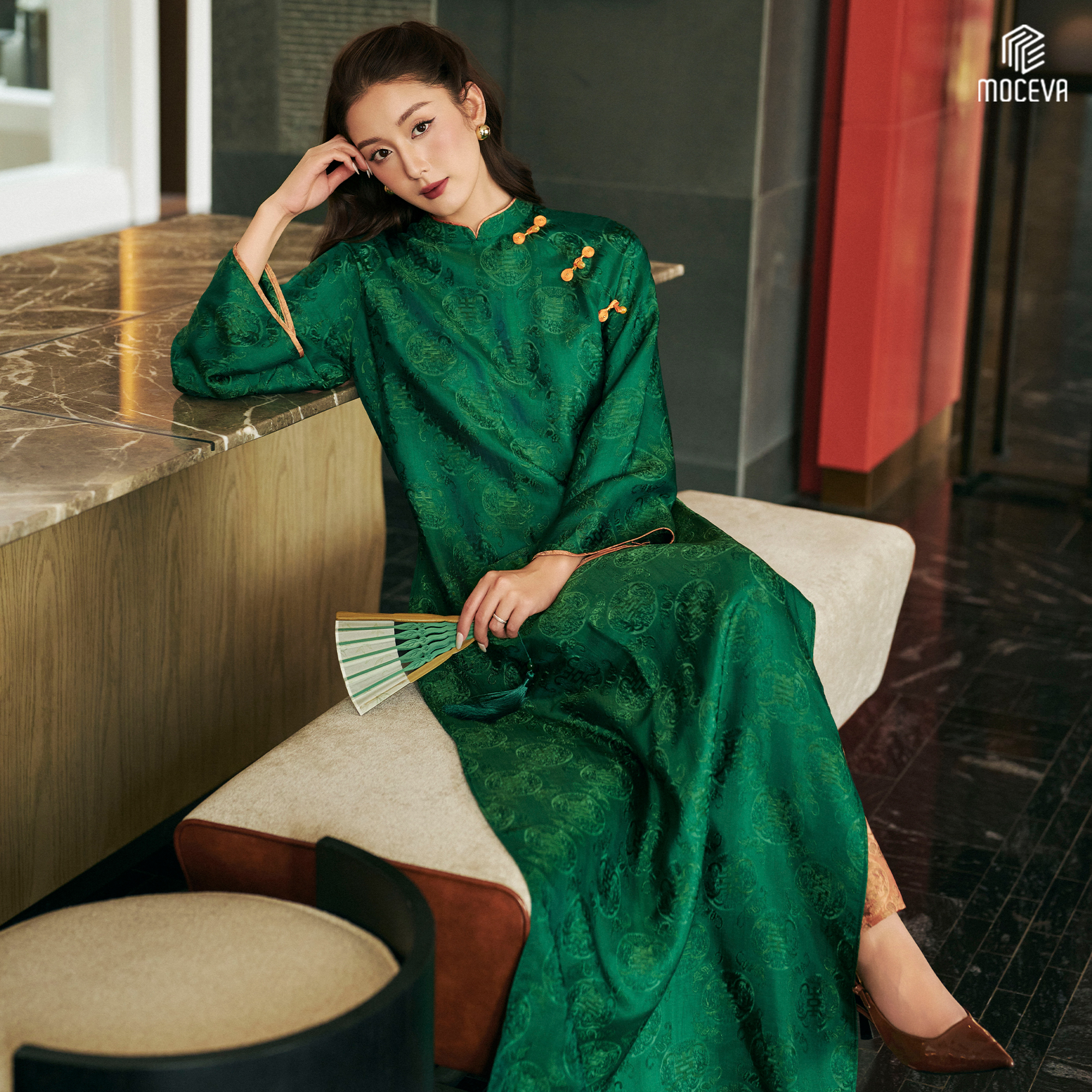 &Aacute;o d&agrave;i Tết t&ocirc;n da: Chọn đ&uacute;ng gam m&agrave;u để ngay cả da ngăm đen cũng 