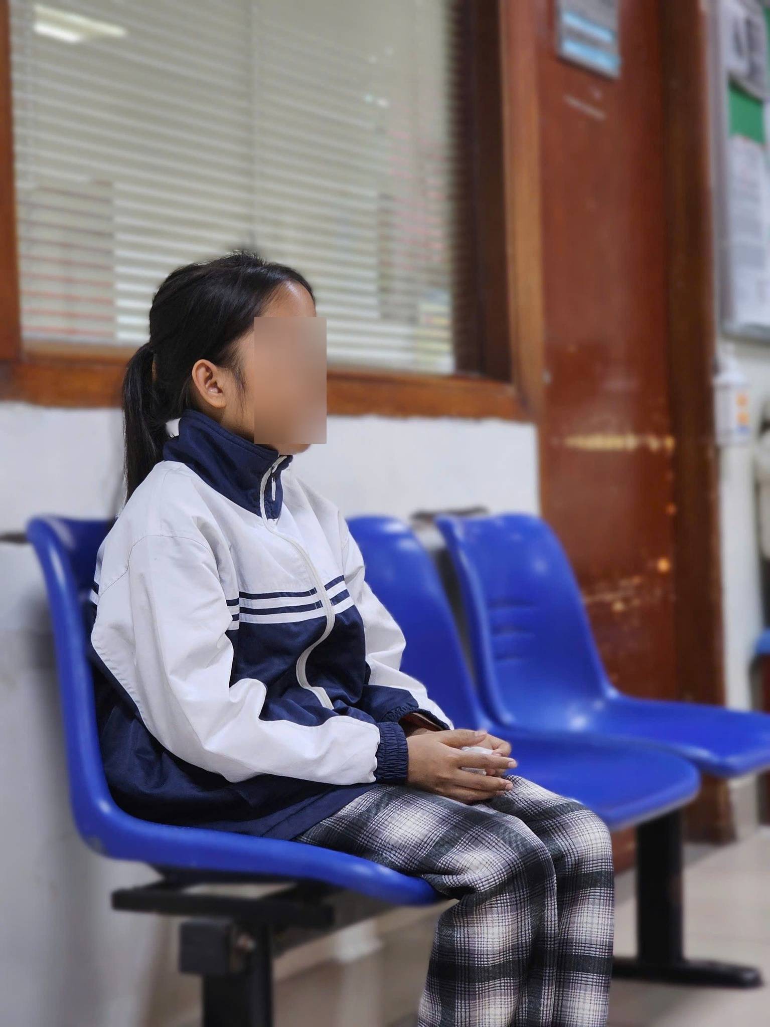 3 giờ s&aacute;ng rời Tuy&ecirc;n Quang xuống H&agrave; Nội, c&ocirc; b&eacute; tuổi trăng rằm khiến nhiều người nghẹn l&ograve;ng: 