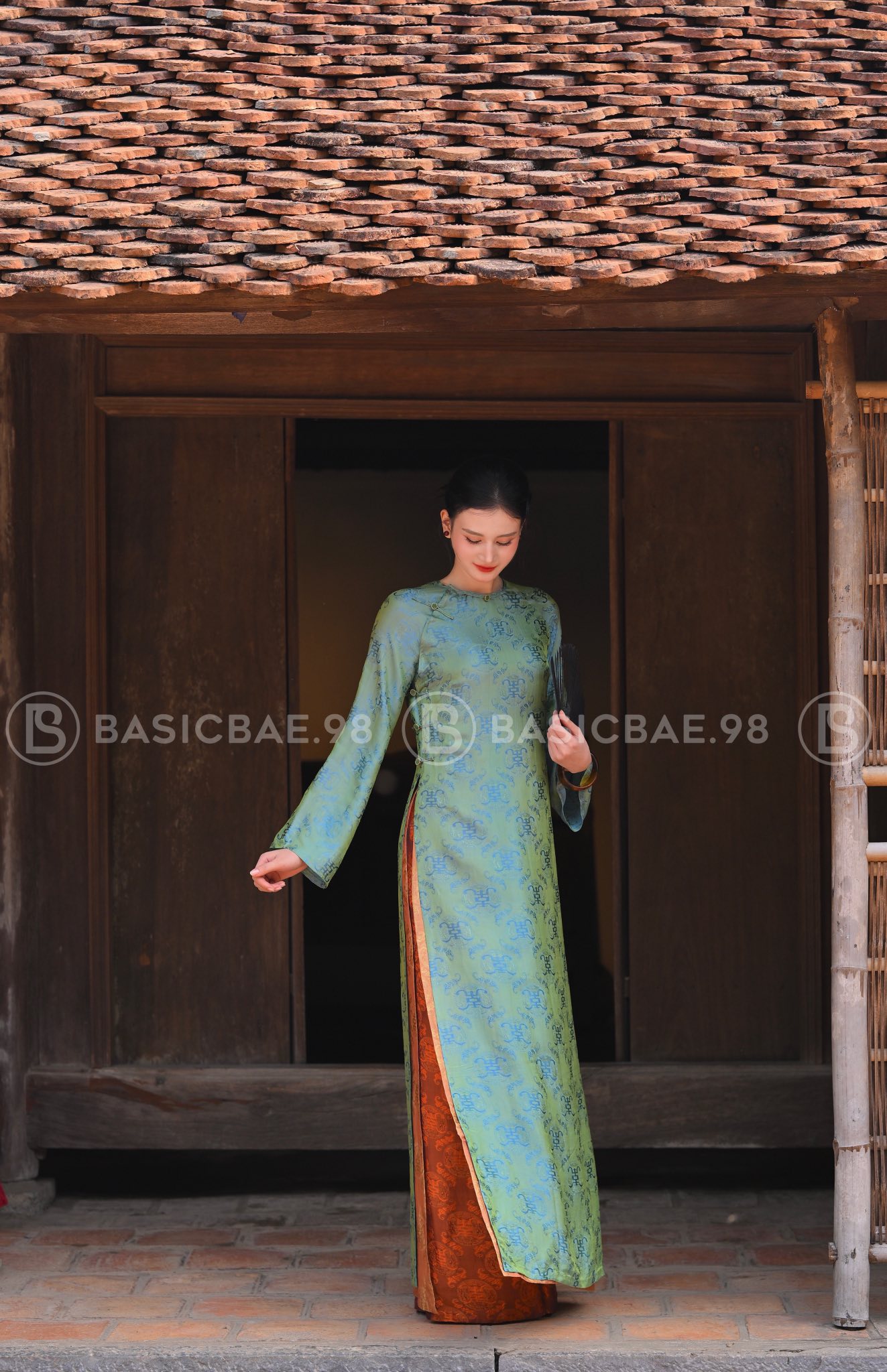 &Aacute;o d&agrave;i Tết t&ocirc;n da: Chọn đ&uacute;ng gam m&agrave;u để ngay cả da ngăm đen cũng 