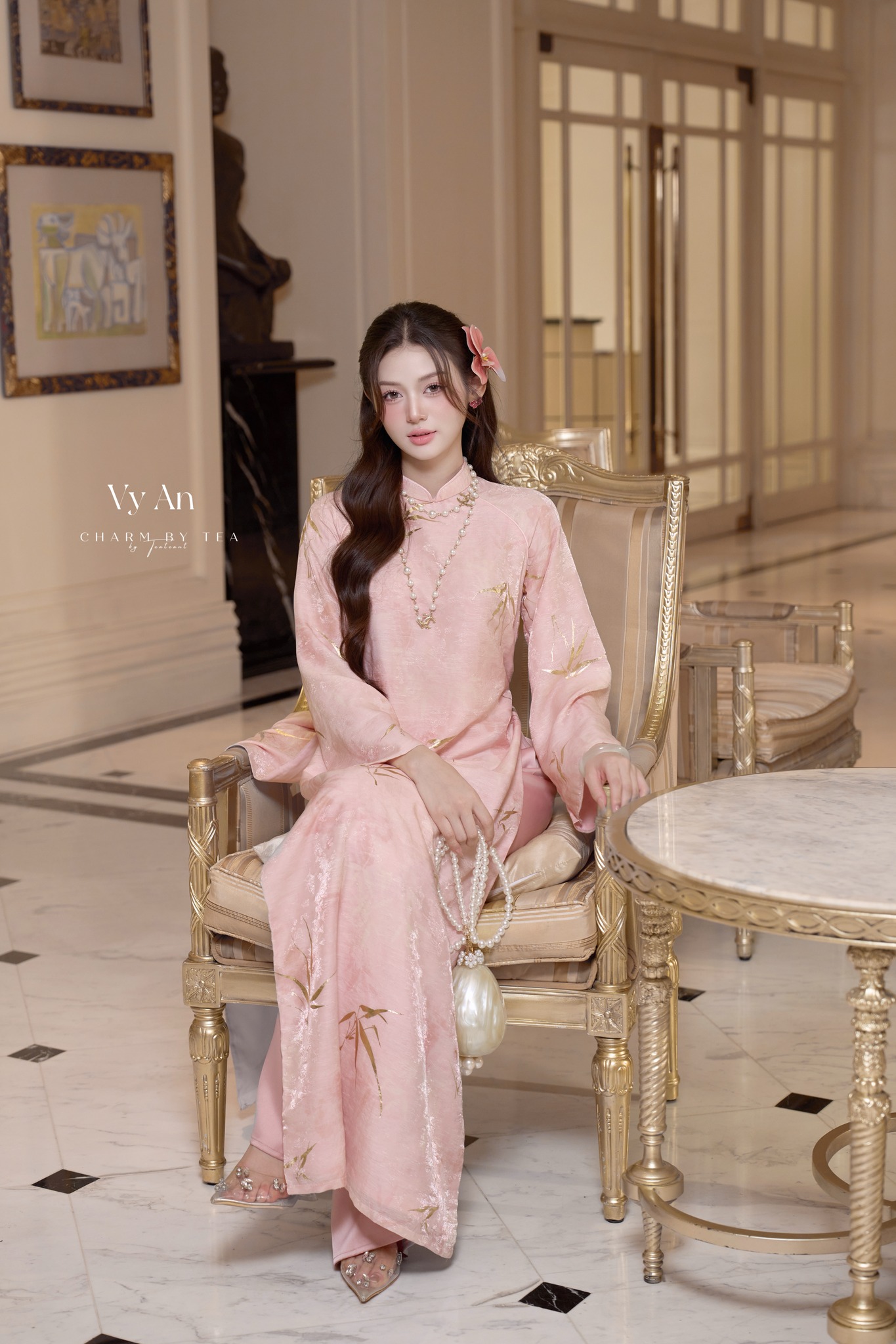 &Aacute;o d&agrave;i Tết t&ocirc;n da: Chọn đ&uacute;ng gam m&agrave;u để ngay cả da ngăm đen cũng 