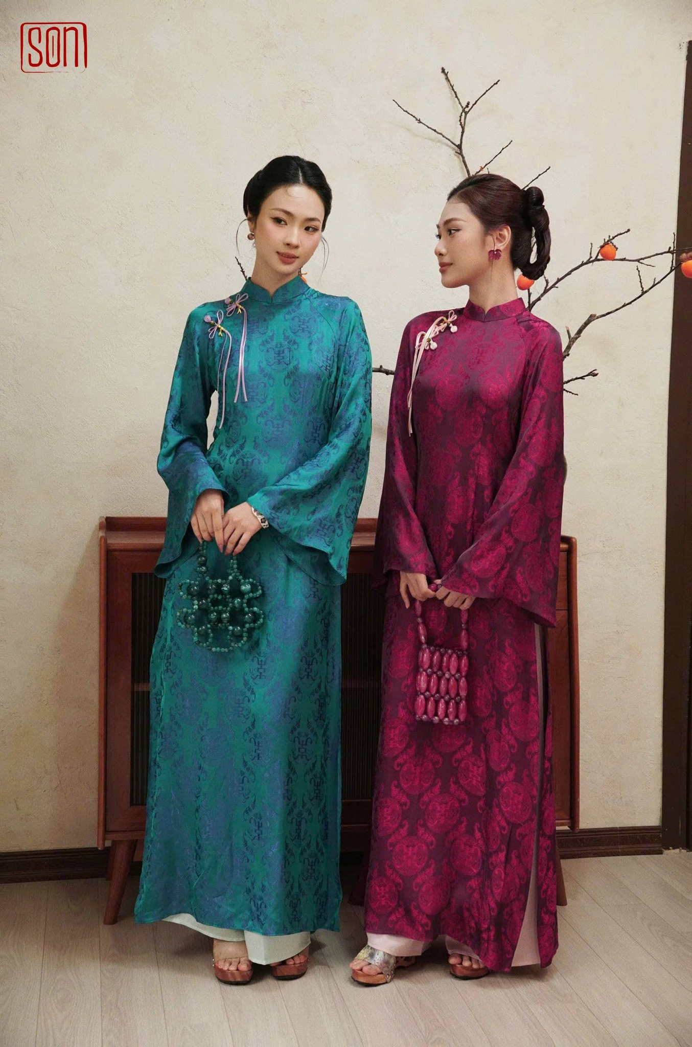 &Aacute;o d&agrave;i Tết t&ocirc;n da: Chọn đ&uacute;ng gam m&agrave;u để ngay cả da ngăm đen cũng 