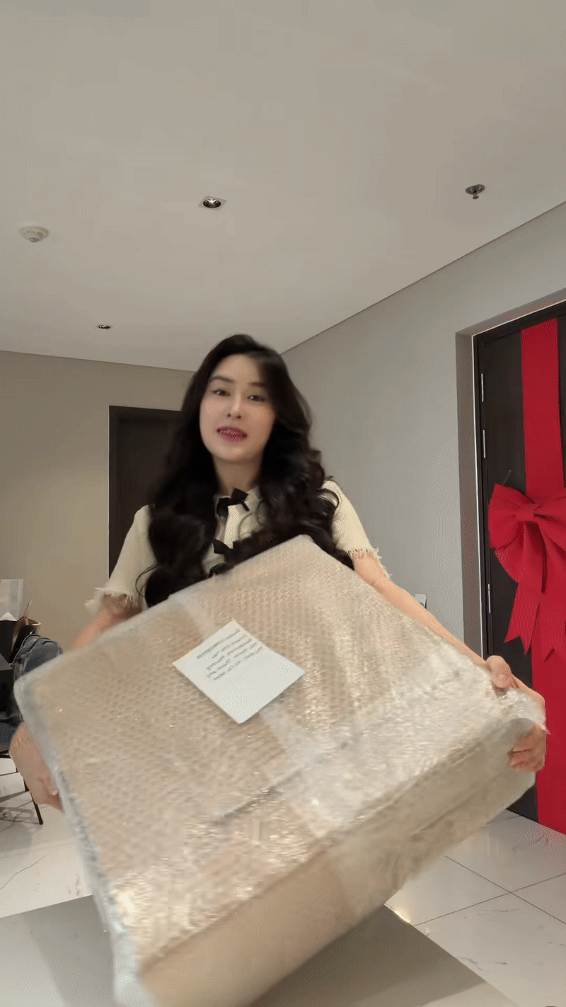 Chồng Ph&oacute; chủ tịch cứ l&agrave;m điều n&agrave;y với Quy&ecirc;n Qui suốt th&ocirc;i- Ảnh 1.