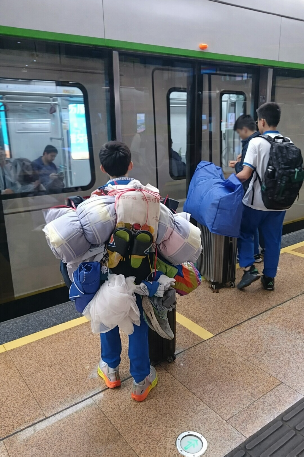 Cậu b&eacute; cấp 2 g&acirc;y sốt MXH chỉ với một bức ảnh chụp sau lưng- Ảnh 1.