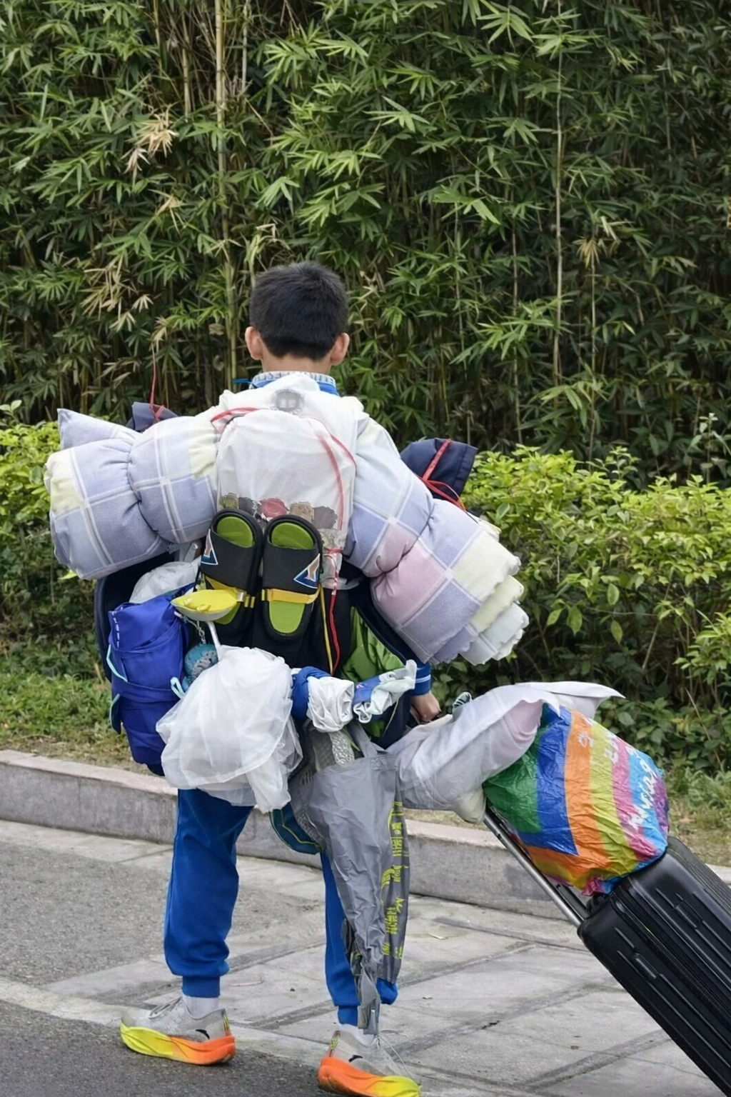 Cậu b&eacute; cấp 2 g&acirc;y sốt MXH chỉ với một bức ảnh chụp sau lưng- Ảnh 2.