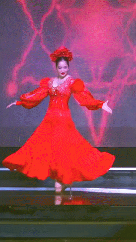 Kh&aacute;nh Thi qu&aacute; ch&oacute;i mắt: 7 năm mới trở lại s&agrave;n nhảy vẫn giật trọn spotlight, lấn &aacute;t cả Phan Hiển - Thu Hương- Ảnh 2.