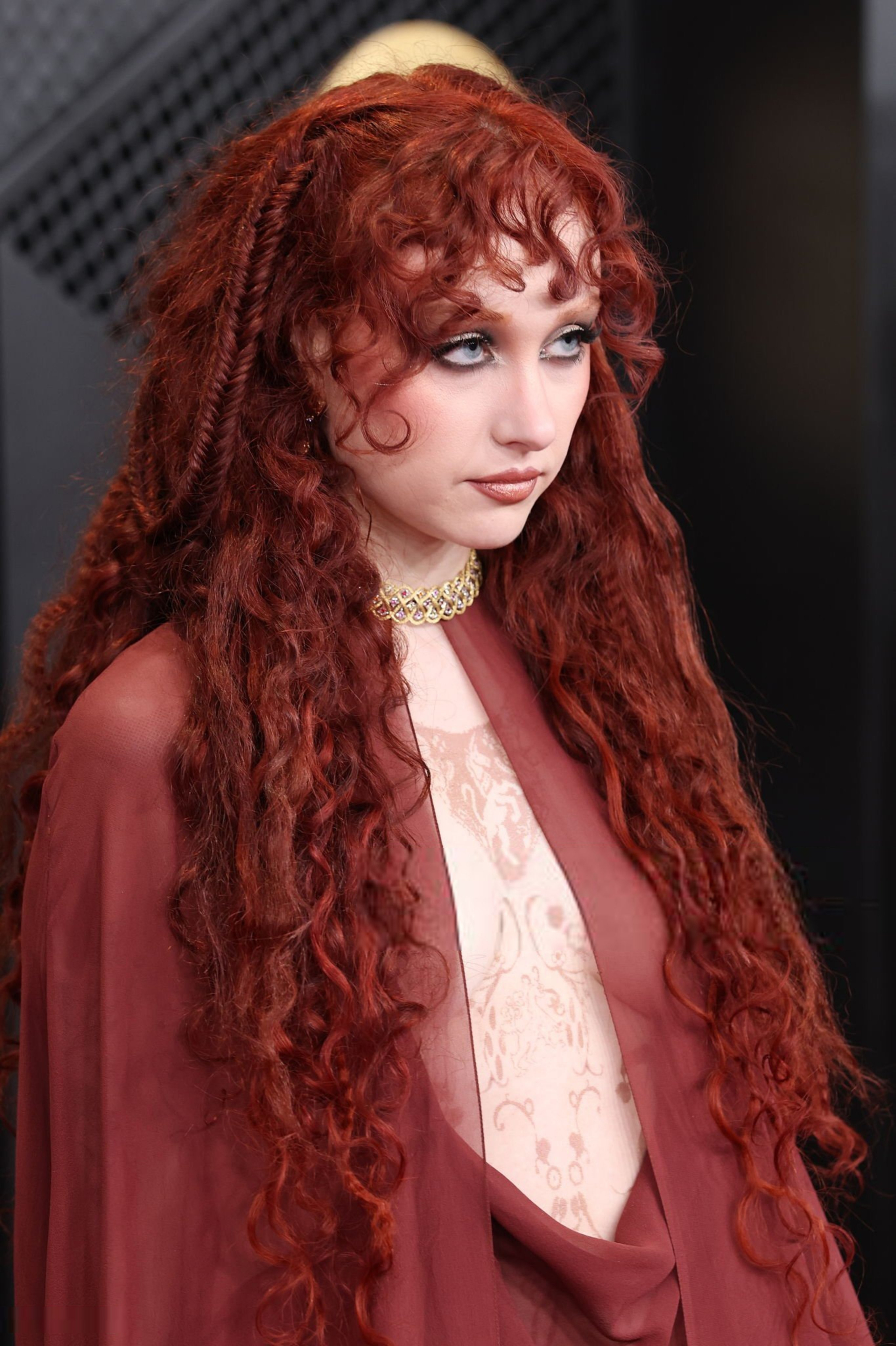 Nữ ca sĩ 7 triệu fan từng vượt mặt Taylor Swfit: Khoe nửa th&acirc;n tr&ecirc;n tại thảm đỏ, vướng nguy cơ bị phạt- Ảnh 1.