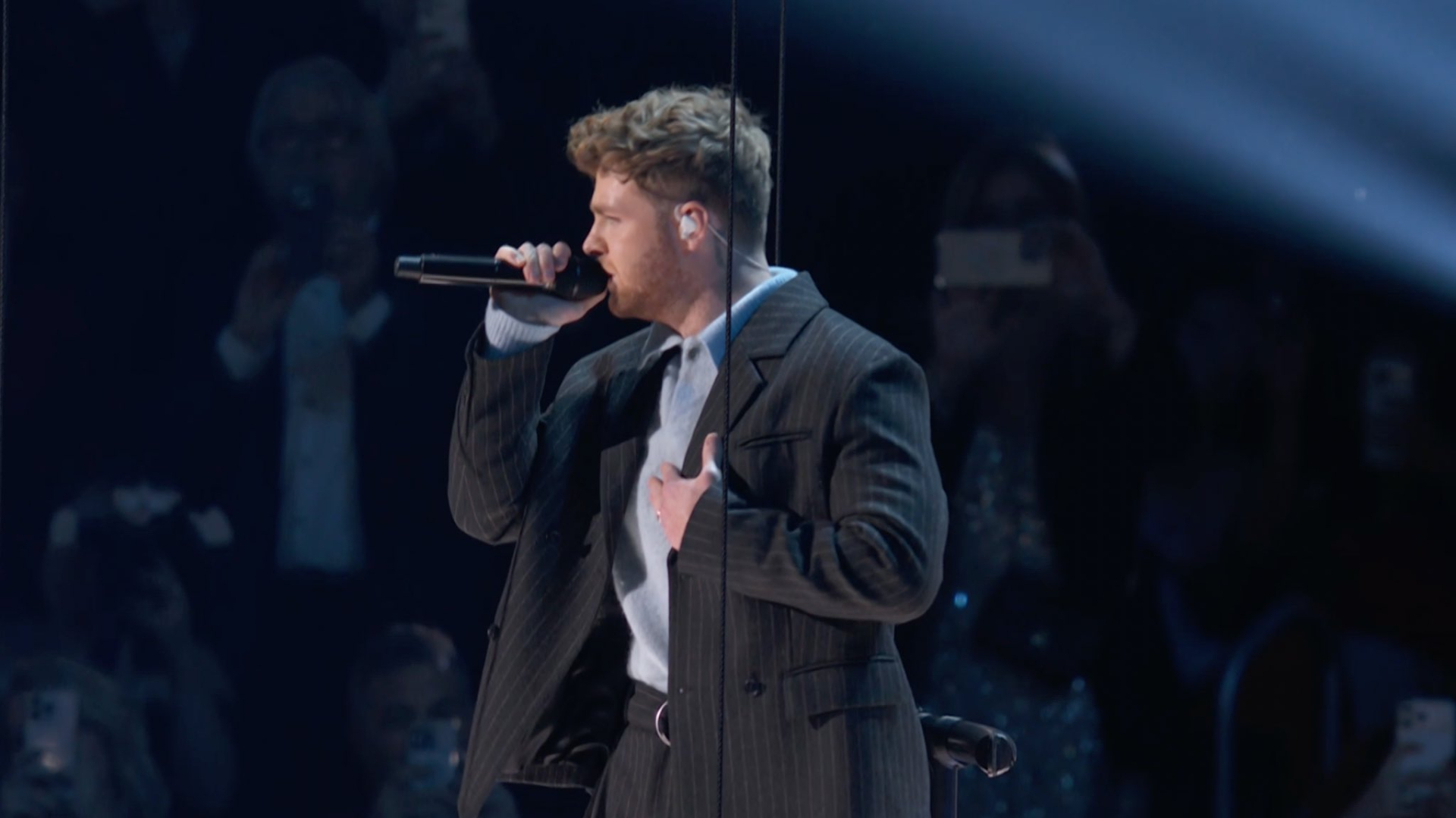 Nam ca sĩ v&ocirc; gia cư đổi đời bằng bản hit kỉ lục đứng đầu 10 tuần li&ecirc;n tiếp, s&acirc;n khấu debut Grammy khiến cả thế giới ngợi ca- Ảnh 5.